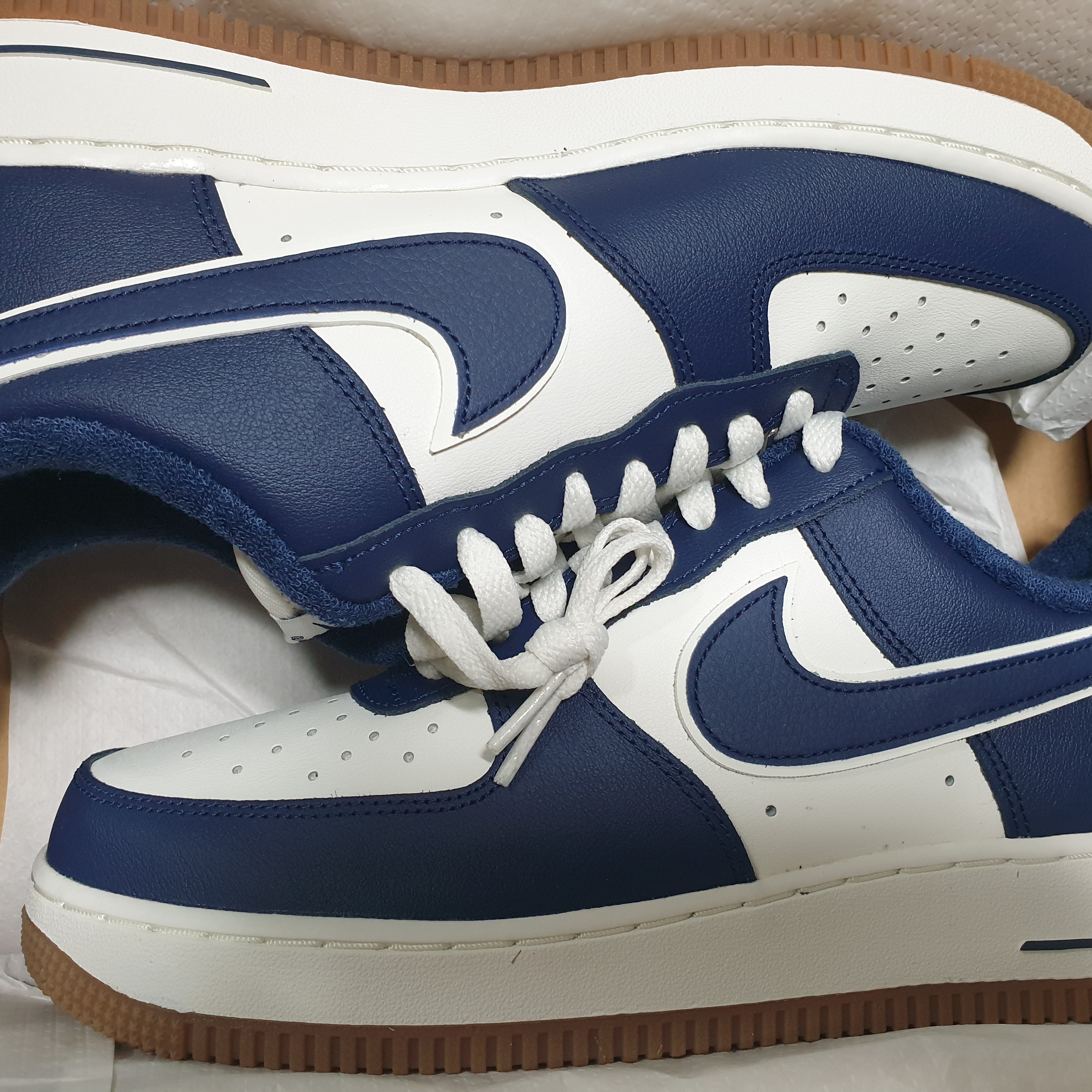 Nike Air Force 1 '07 LV8 Midnight Navy 착용 스타일