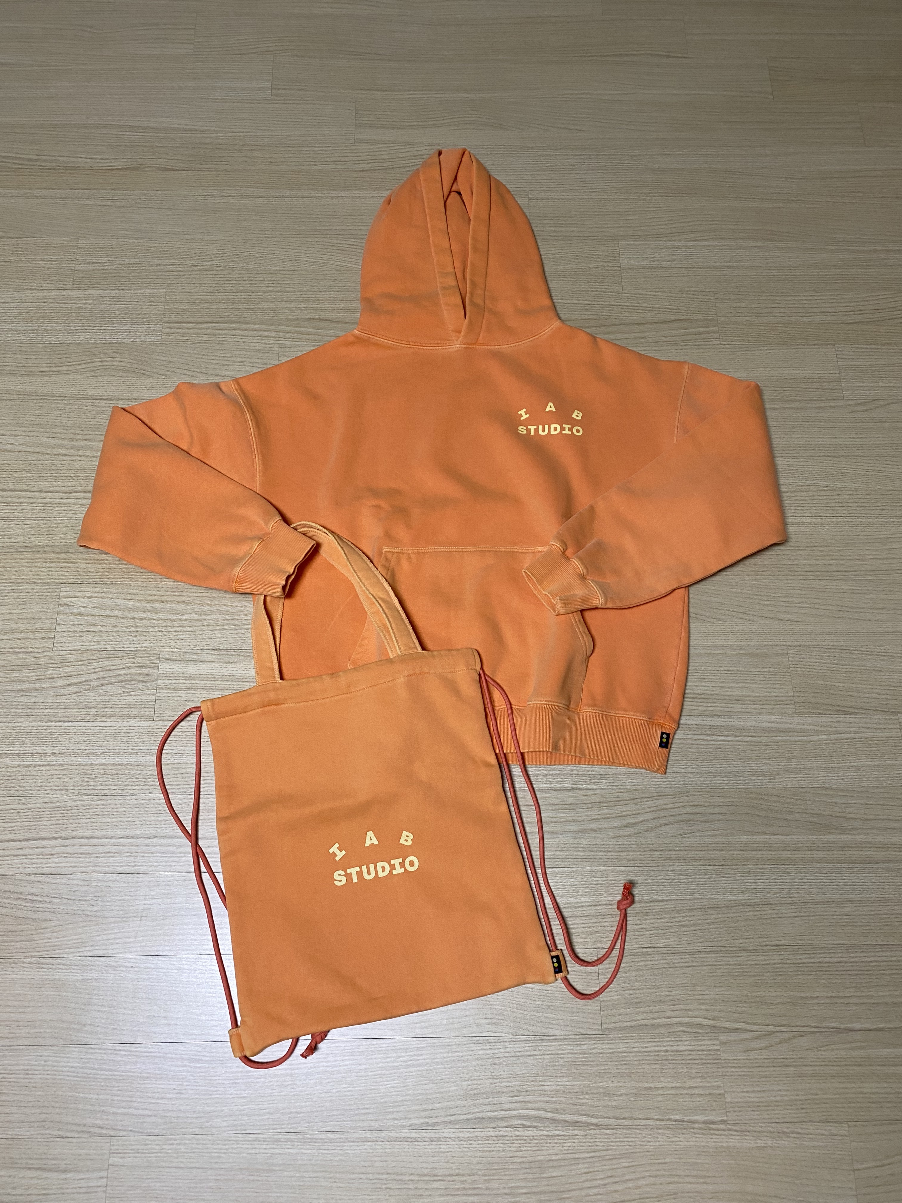 IAB Studio Pigment Hoodie & Sack Salmon 착용 스타일 - 1