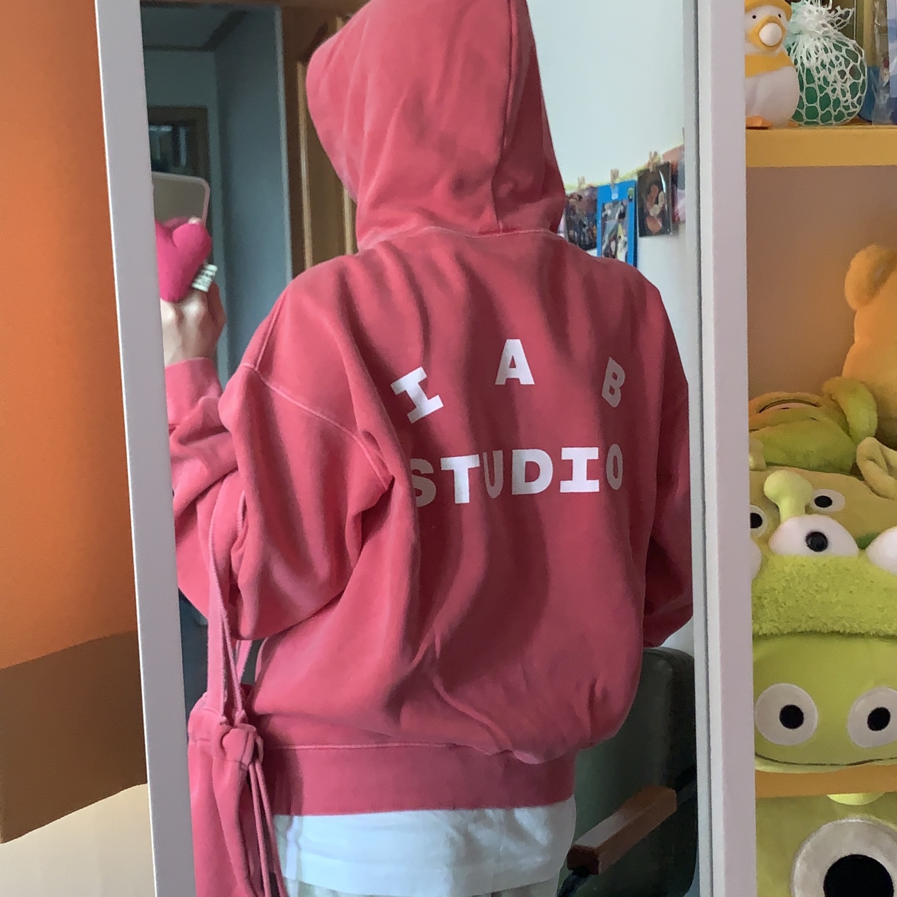IAB Studio Pigment Hoodie & Sack Coral 착용 스타일 - 3