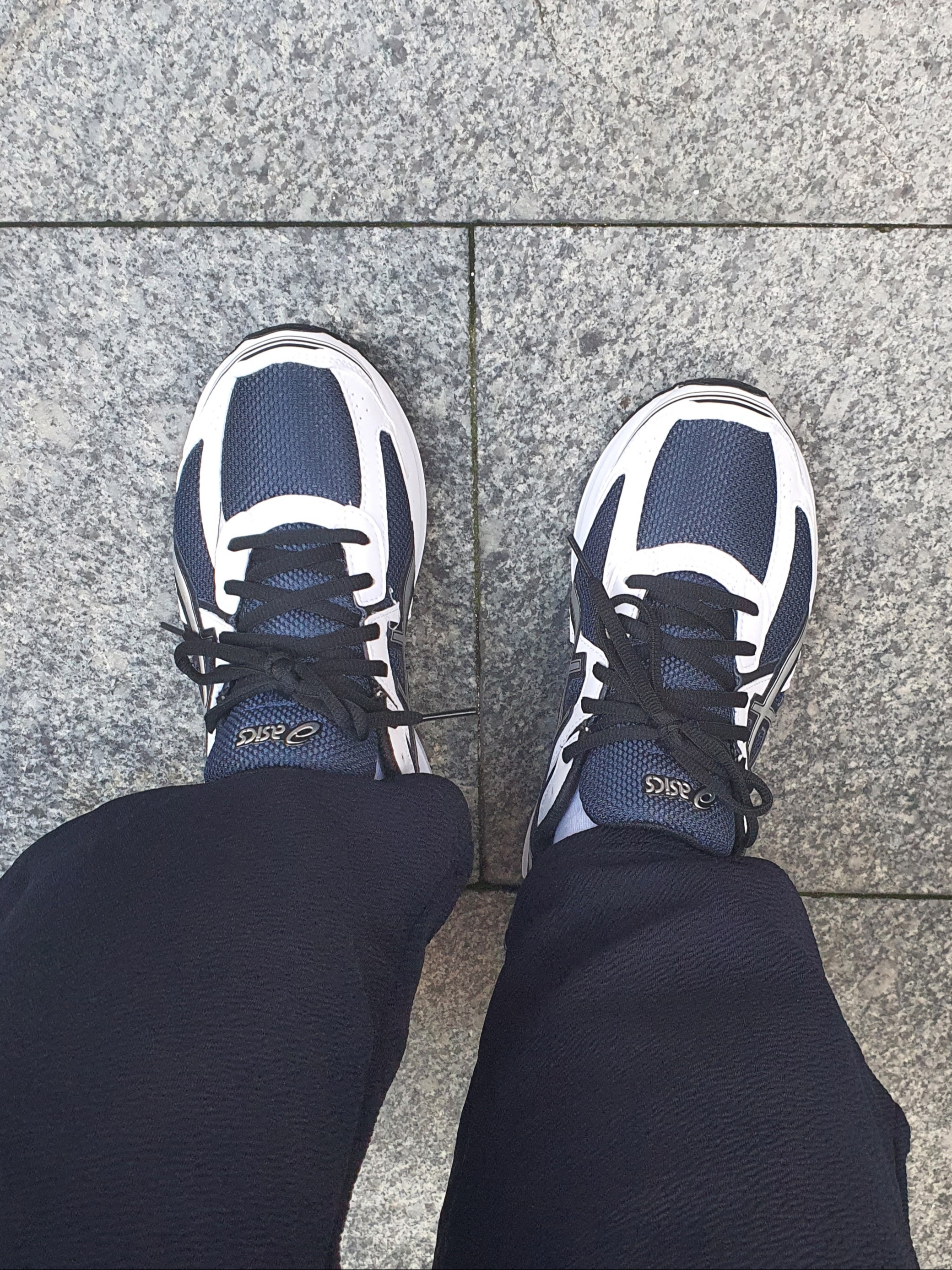 Asics Jog 100 S Navy Pure Silver - 2E Wide 착용 스타일 - 3