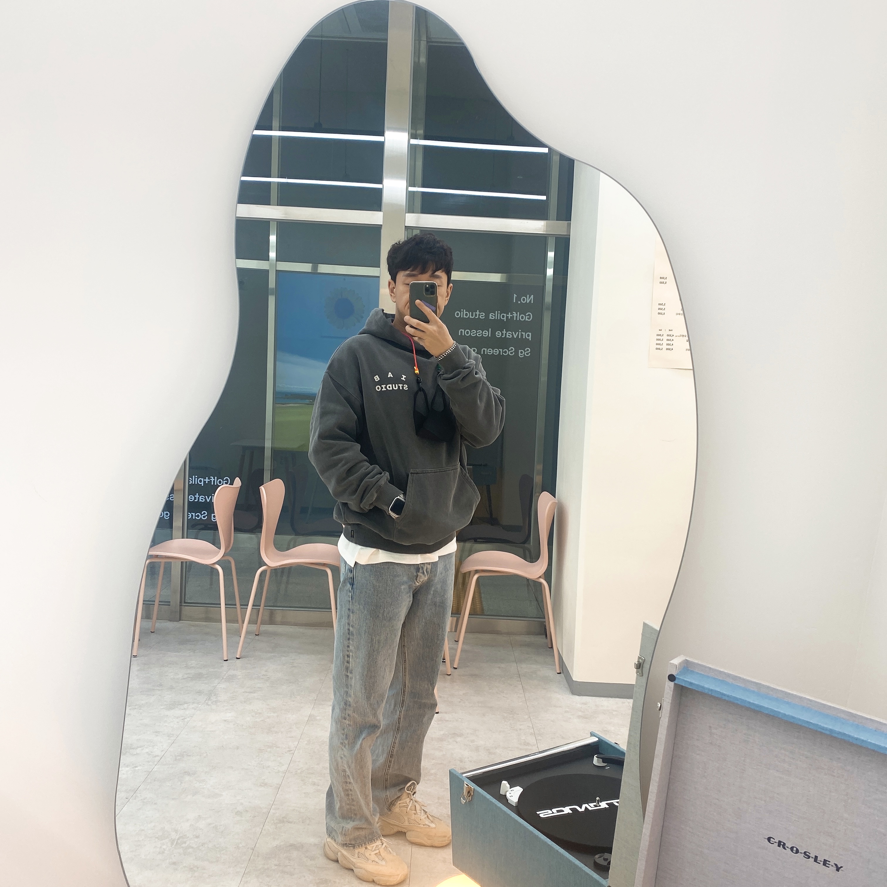 Adidas Yeezy 500 Blush 2022, IAB Studio Pigment Hoodie & Sack Black 착용 스타일