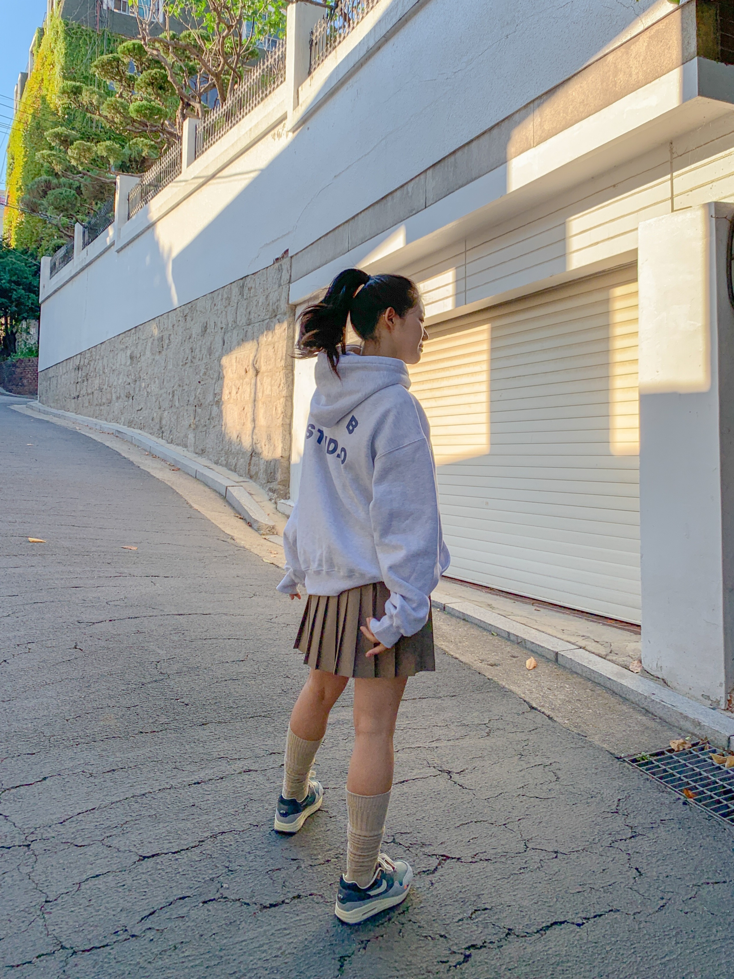 IAB Studio Hoodie Light Gray, Nike x Kasina Air Max 1 SP Won-Ang Particle Grey 착용 스타일 - 3