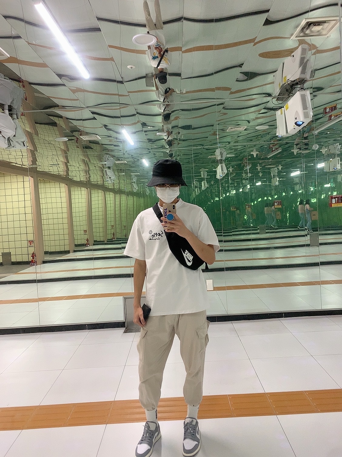 Jordan 1 Low Stealth and White 착용 스타일