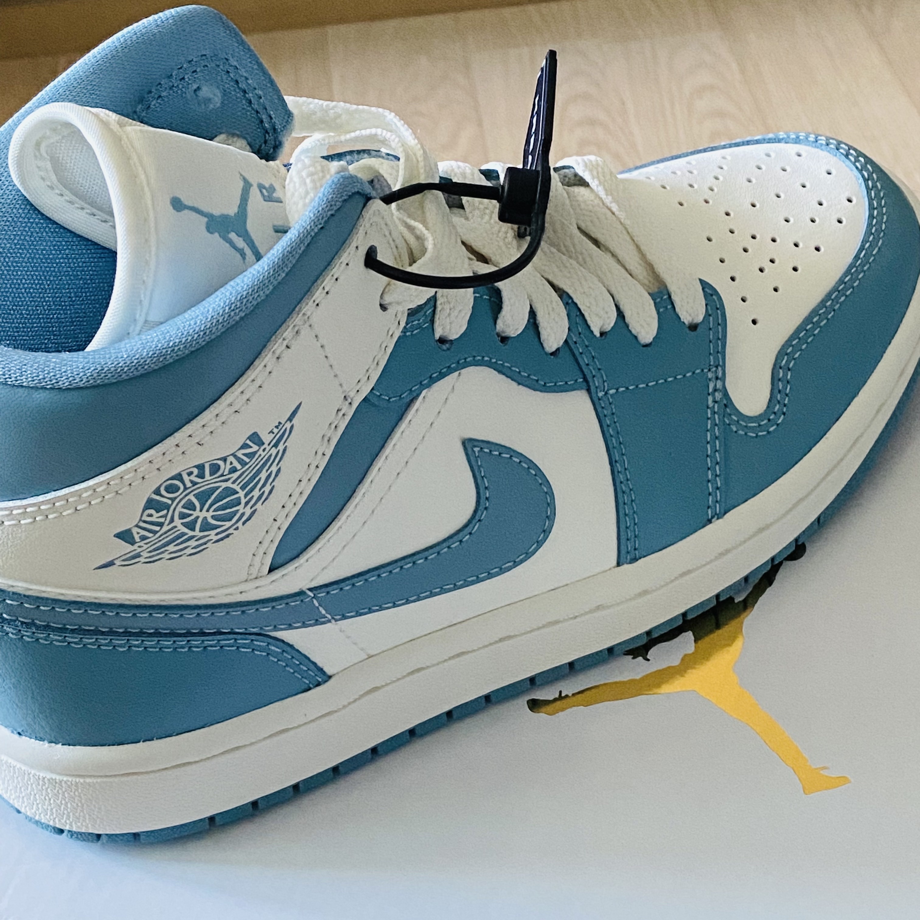 (W) Jordan 1 Mid Sail and Worn Blue 착용 스타일 - 1