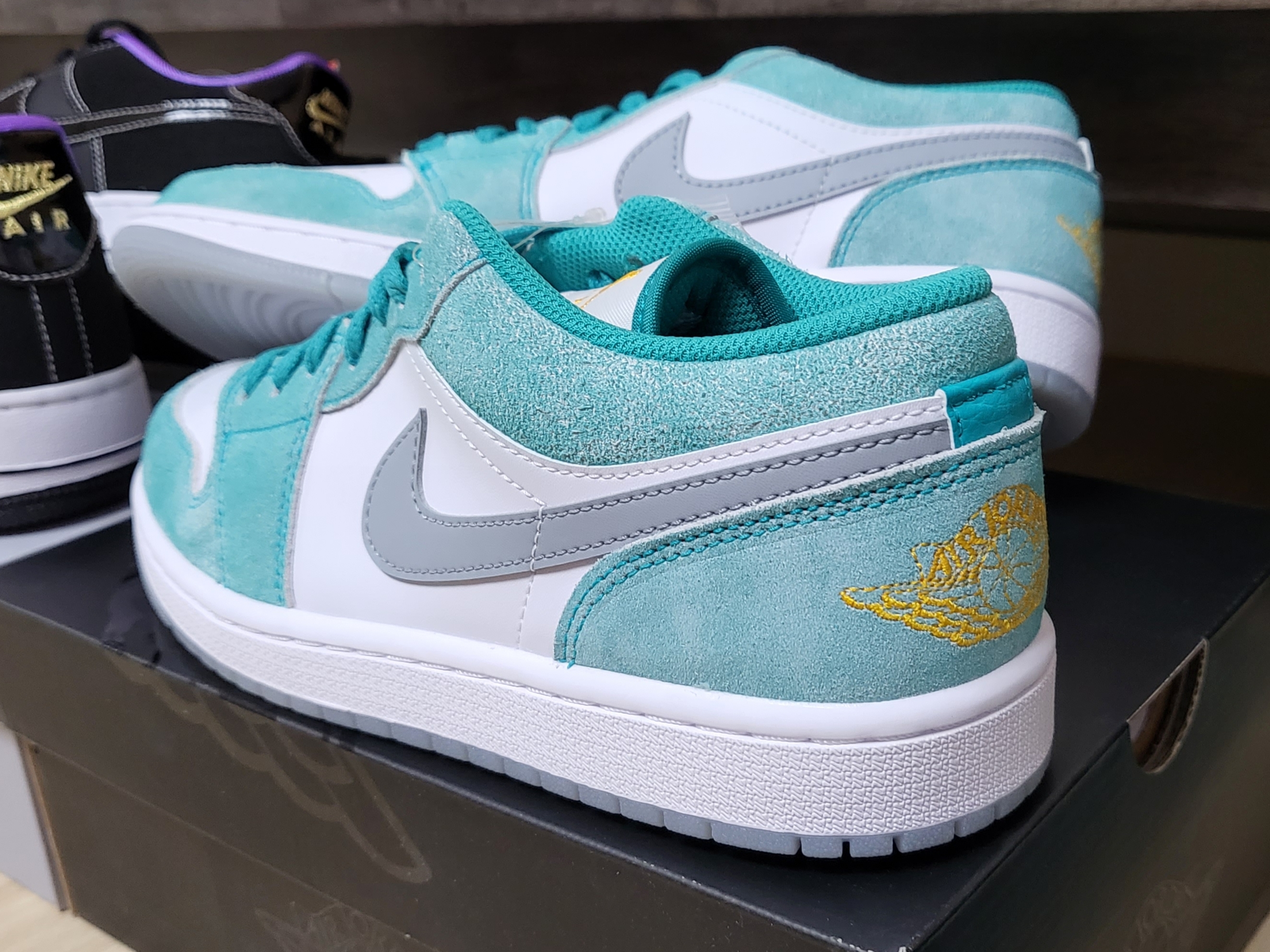 Jordan 1 Low SE New Emerald 착용 스타일 - 2