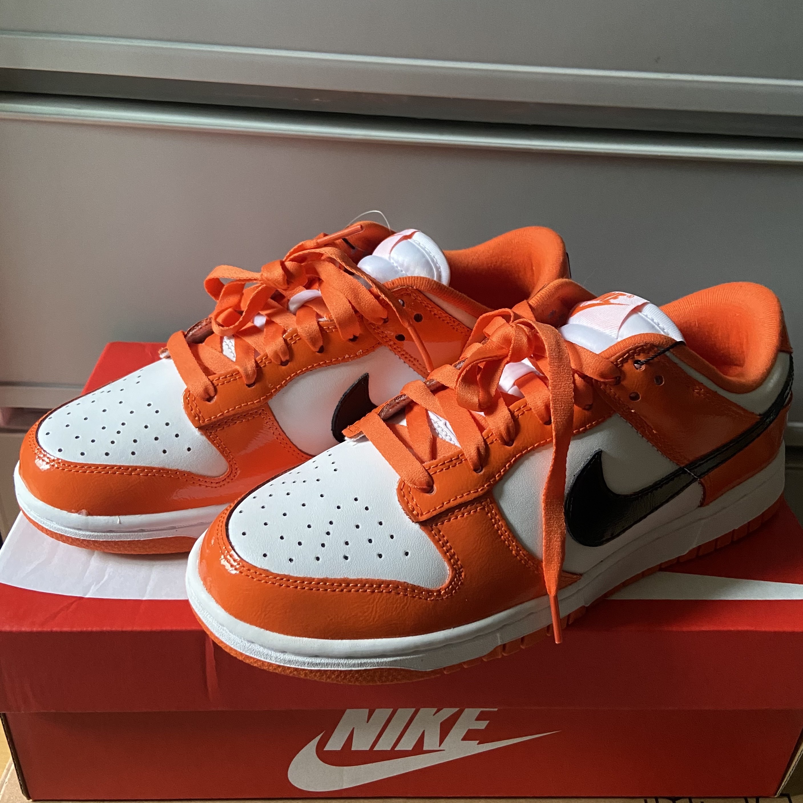 (W) Nike Dunk Low Essential Brilliant Orange 착용 스타일 - 2