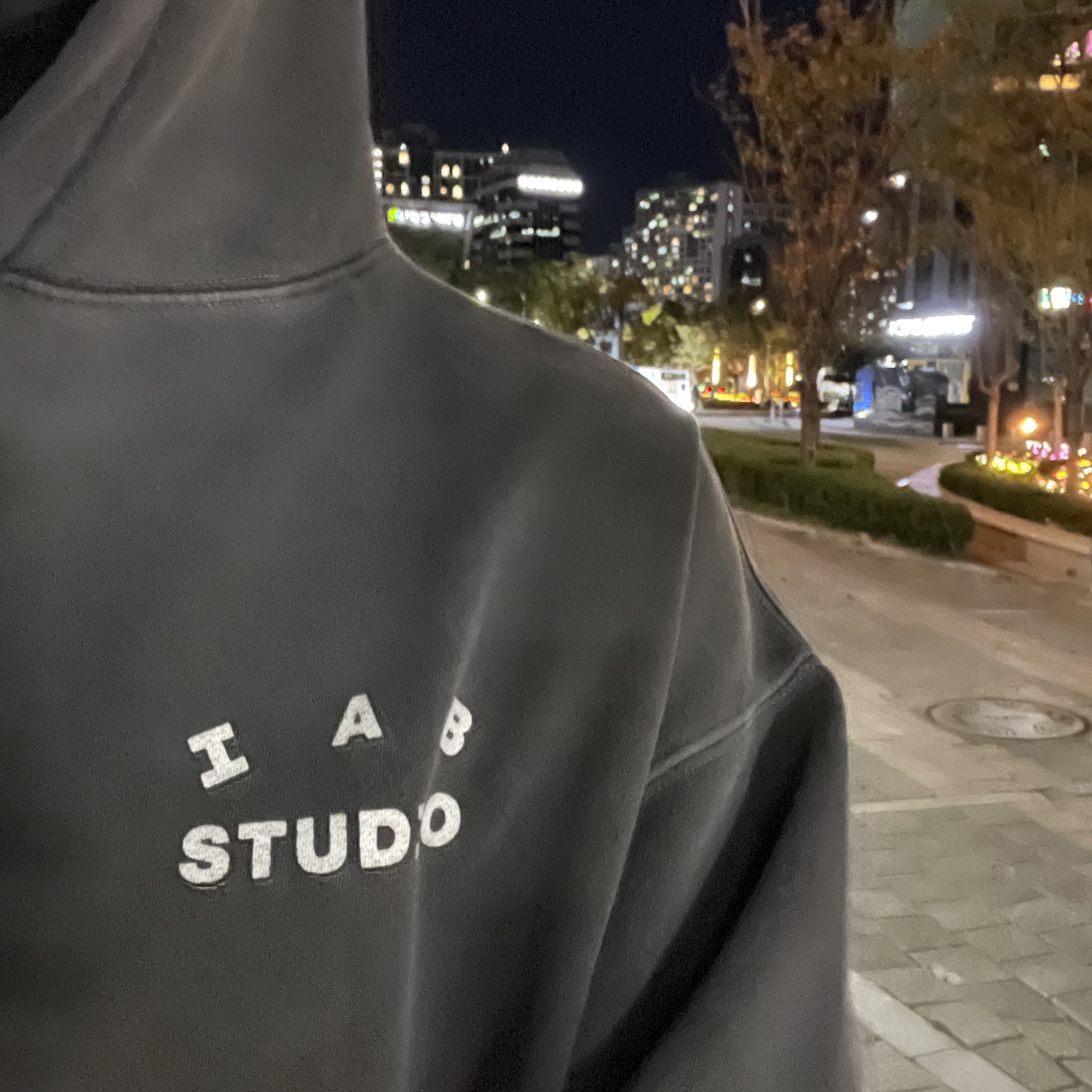 IAB Studio Pigment Hoodie & Sack Black 착용 스타일