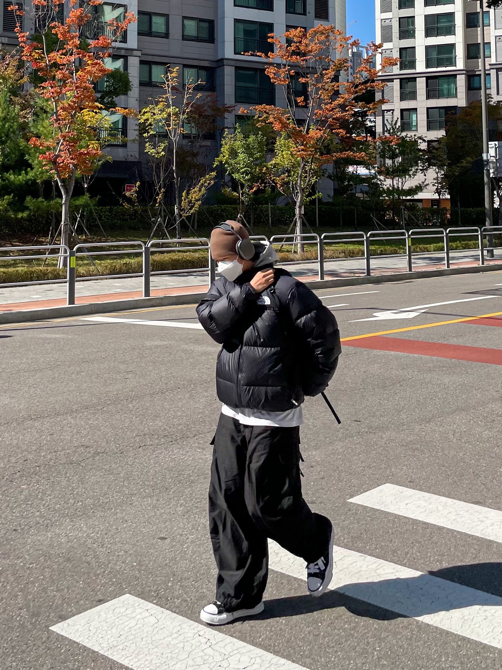 The North Face 1996 Eco Nuptse Jacket Black, Maison Mihara Yasuhiro Peterson OG Sole Canvas Low Sneakers Black 착용 스타일 - 4