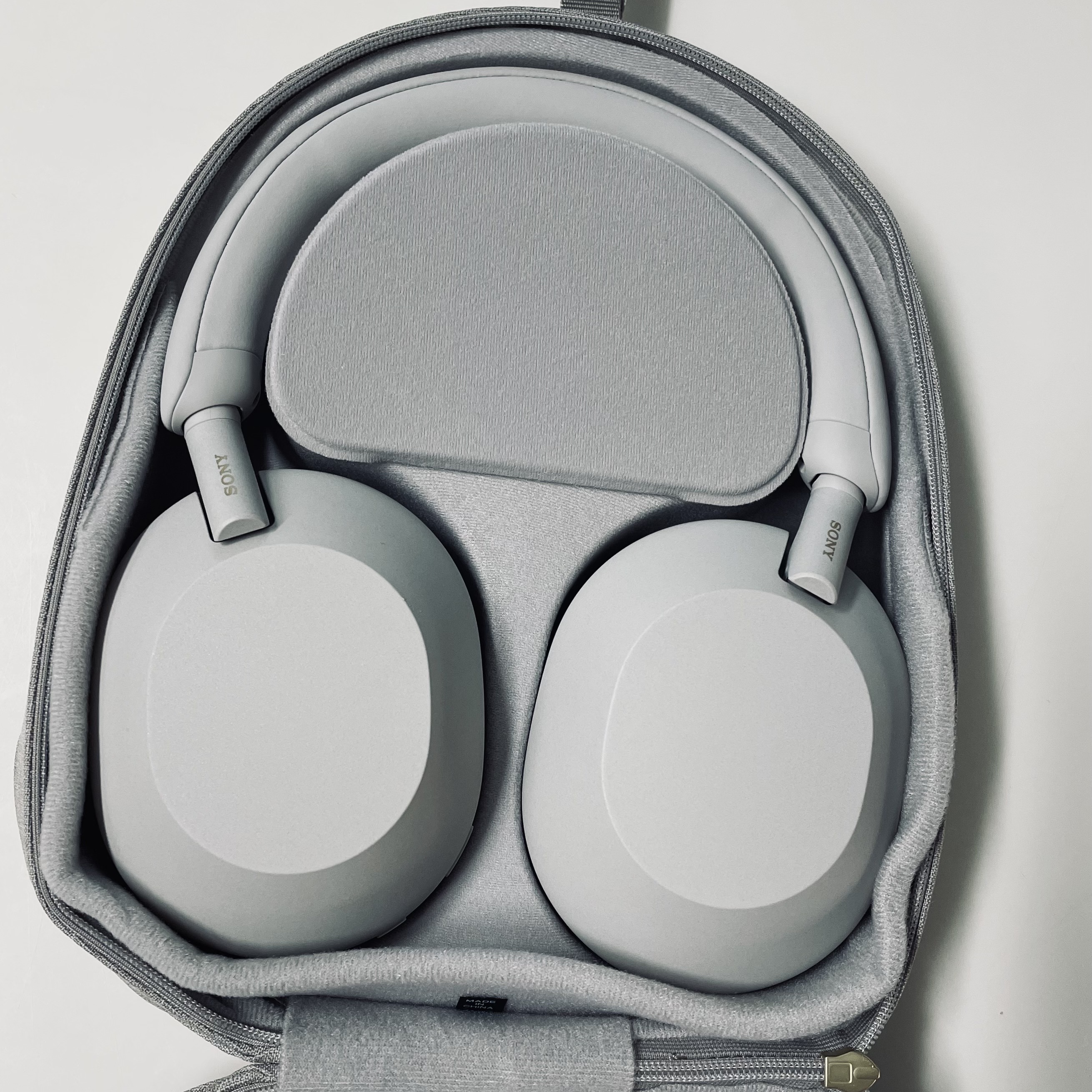 Sony WH-1000XM5 Silver (Korean Ver.) 착용 스타일 - 2