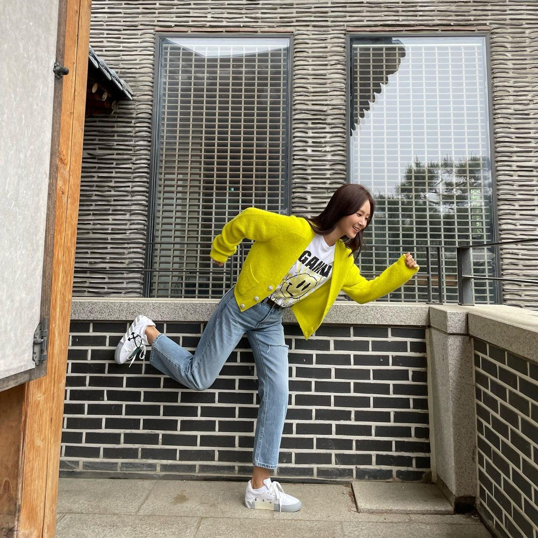 (W) Ganni Love Club T-Shirt Bright White Yellow 착용 스타일 - 3
