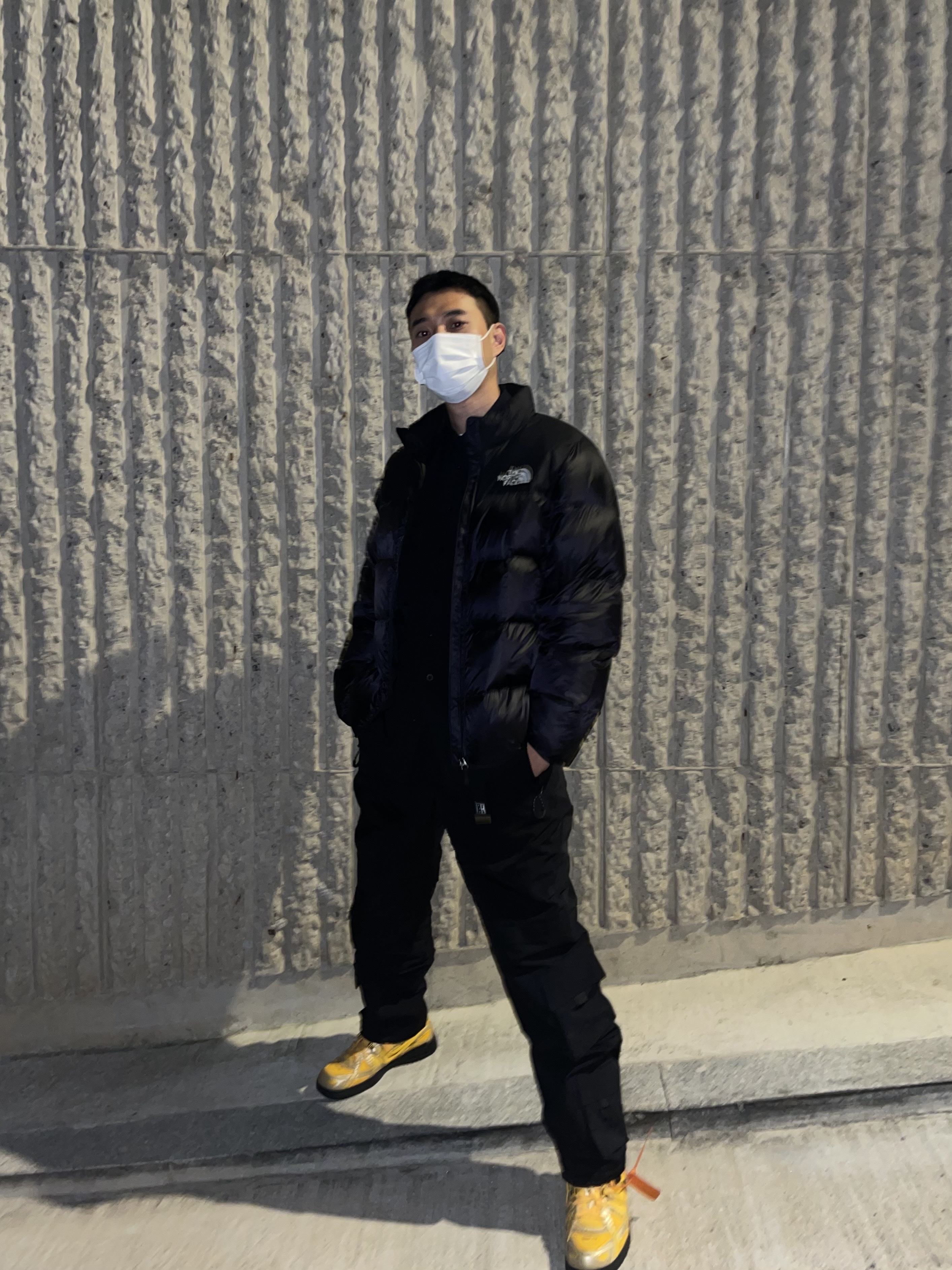 Nike x Off-White Air Rubber Dunk University Gold 착용 스타일