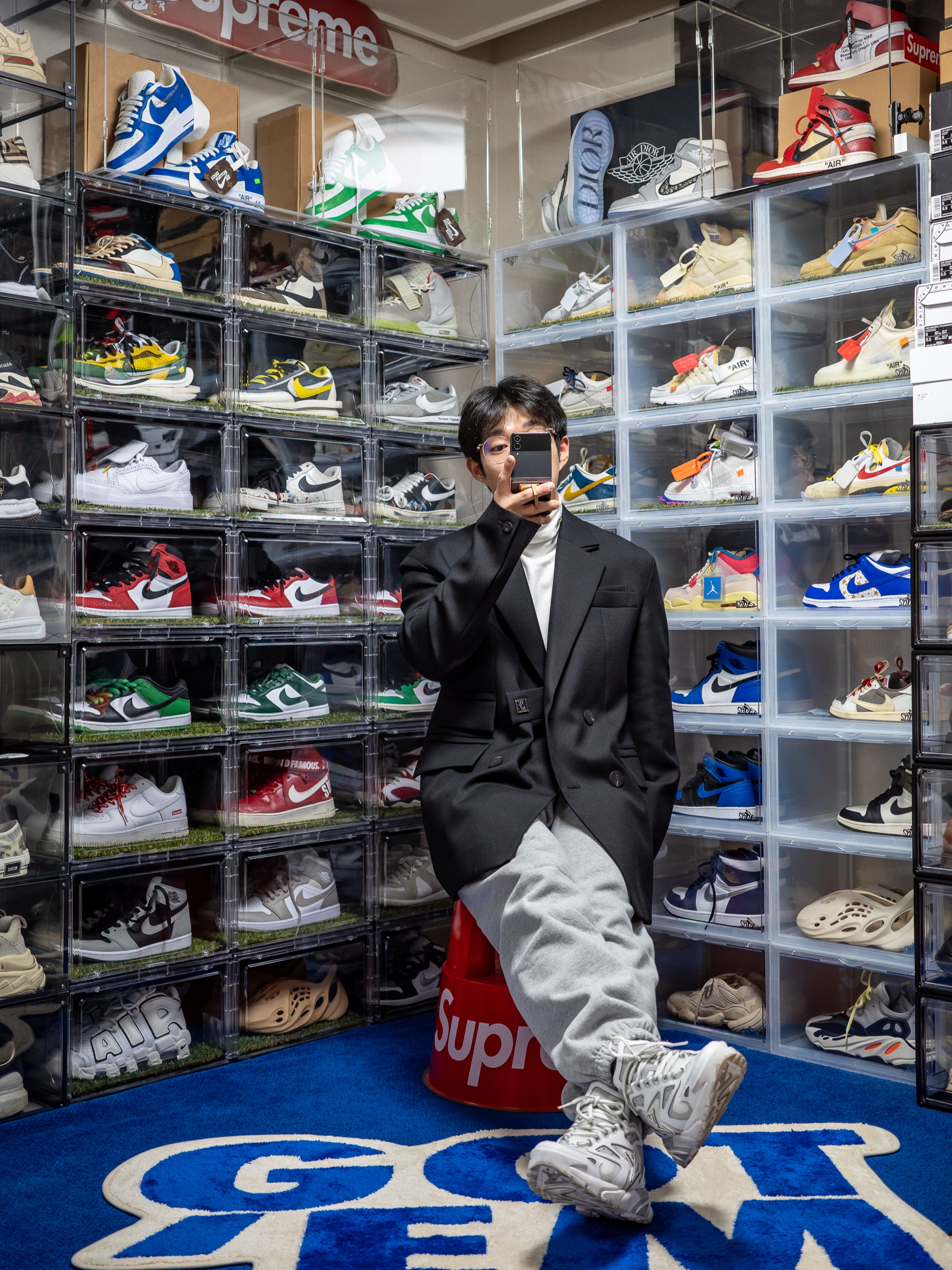 Supreme Swarovski S Logo Sweatpants White - 21SS, Louis Vuitton Runner Tatic Sneakers White 착용 스타일 - 1