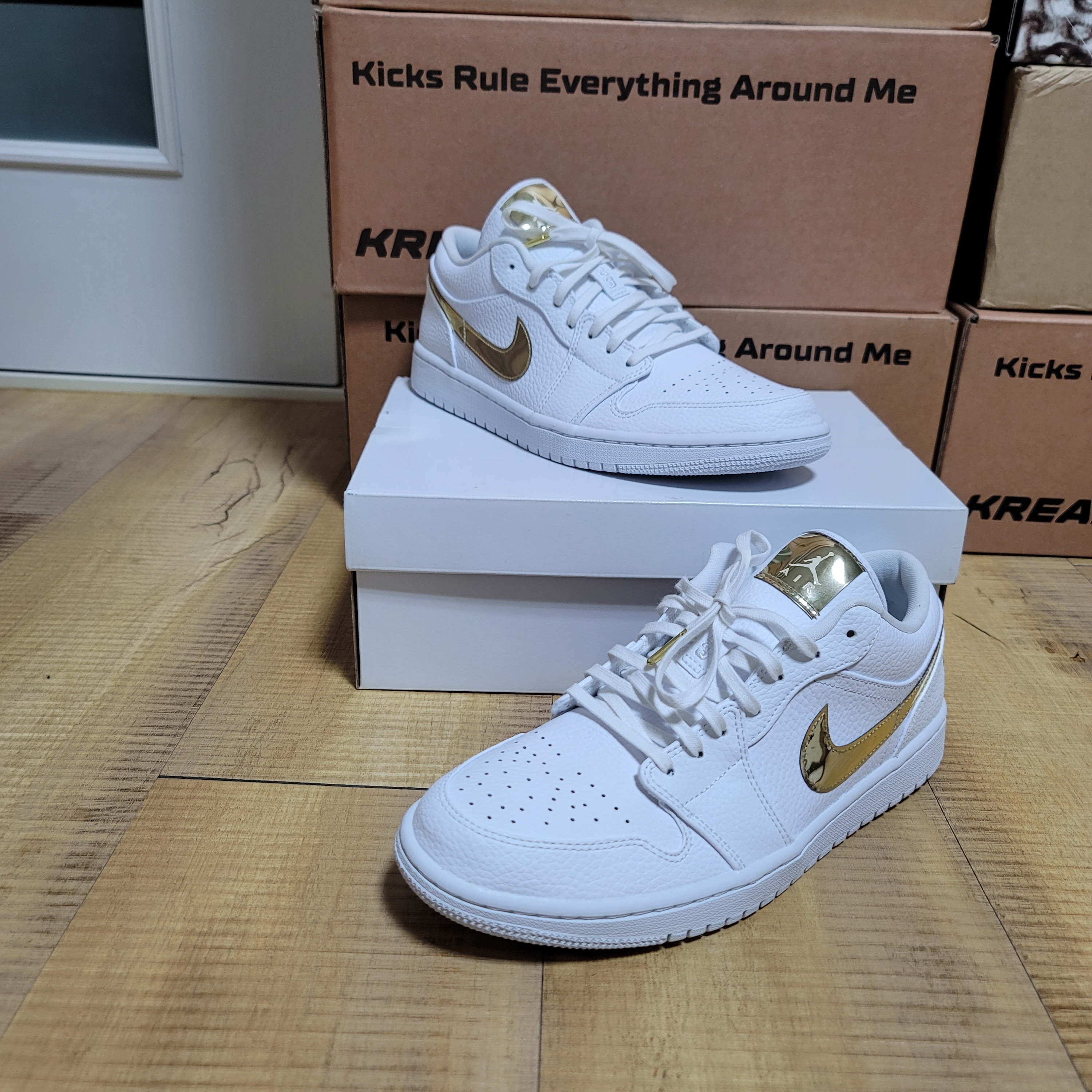 (W) Jordan 1 Low SE White Metallic Gold 착용 스타일
