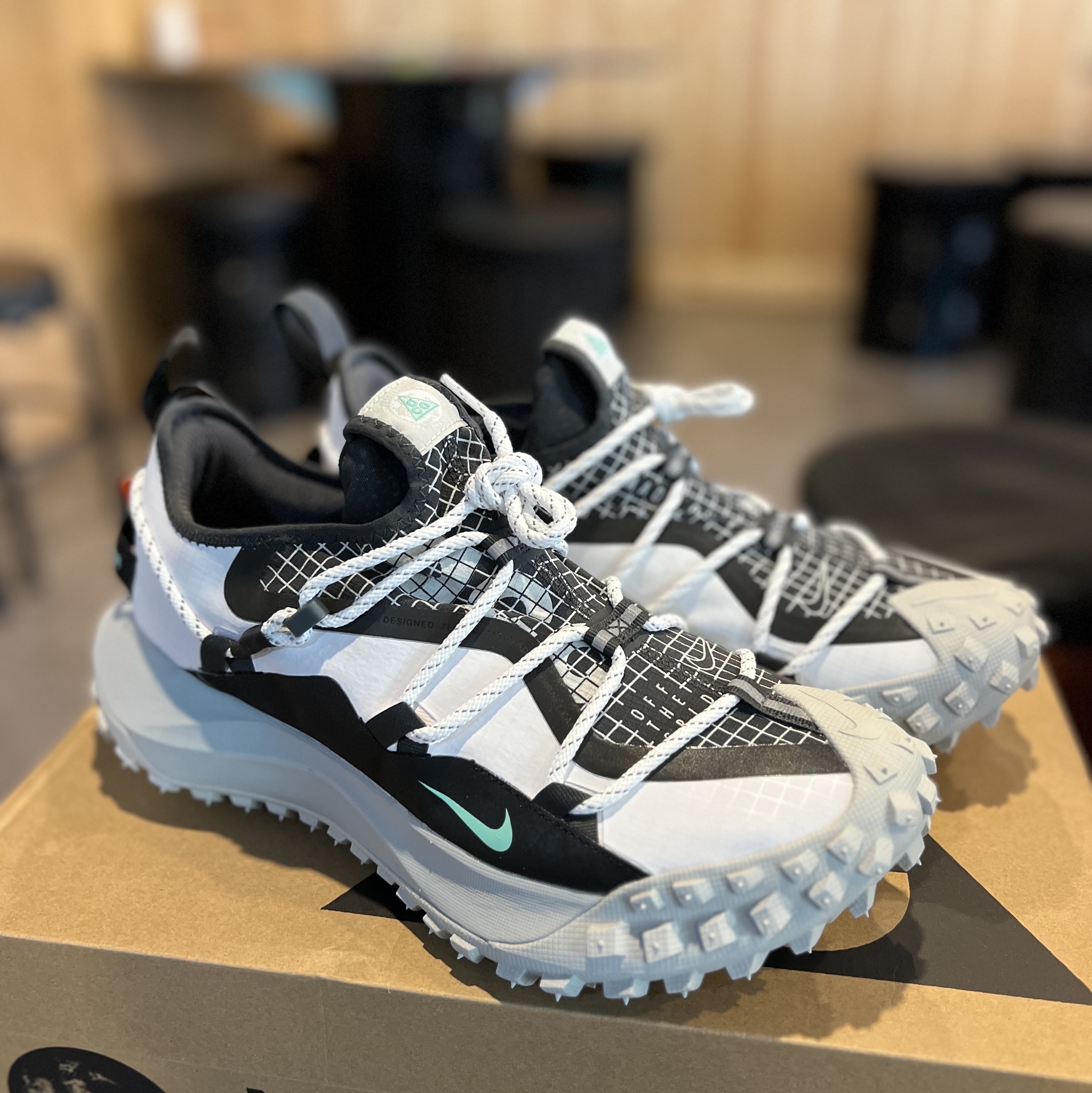 Nike ACG Mountain Fly Low SE White and Black 착용 스타일 - 2