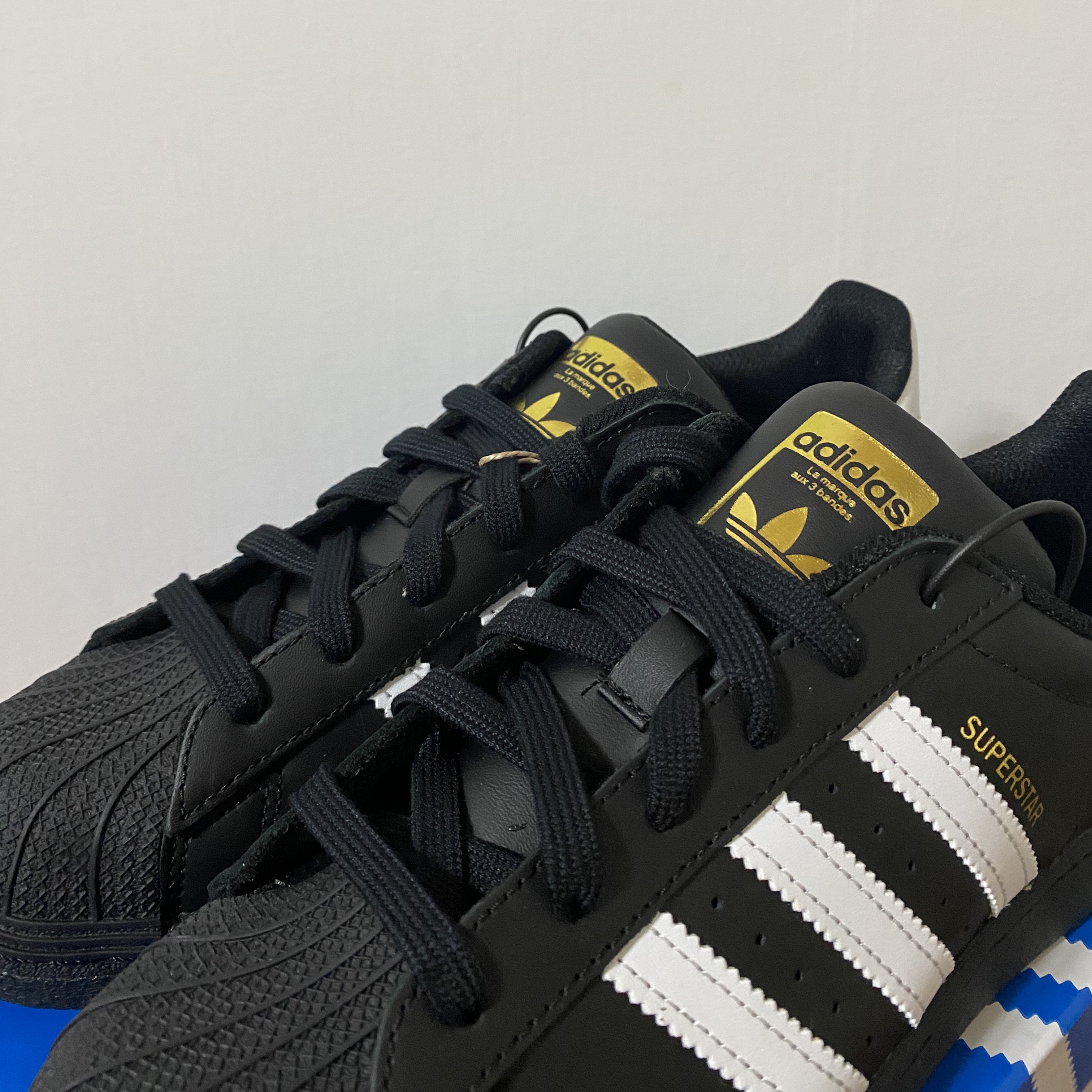 Adidas Superstar Core Black White 착용 스타일 - 2