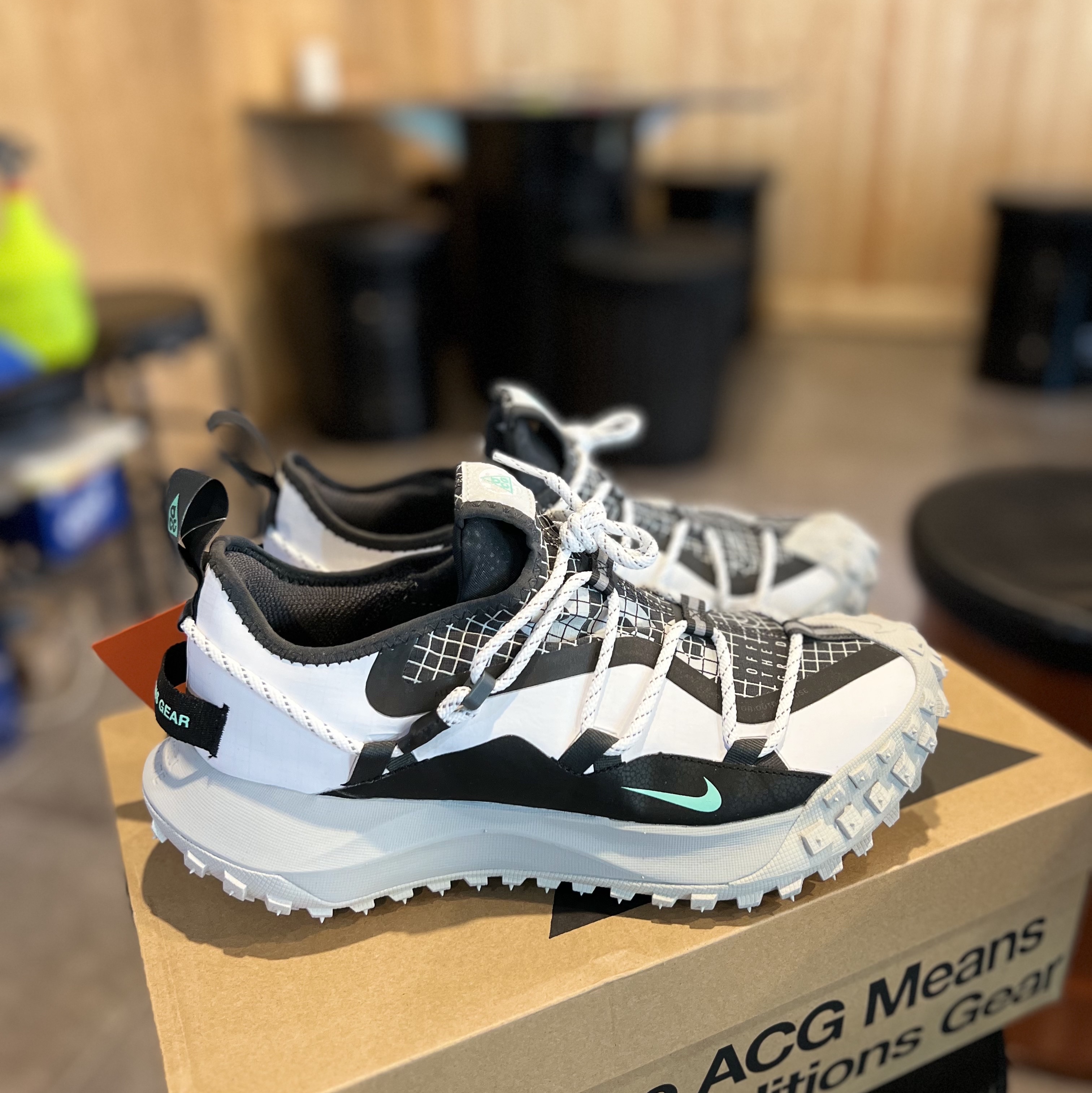 Nike ACG Mountain Fly Low SE White and Black 착용 스타일 - 1