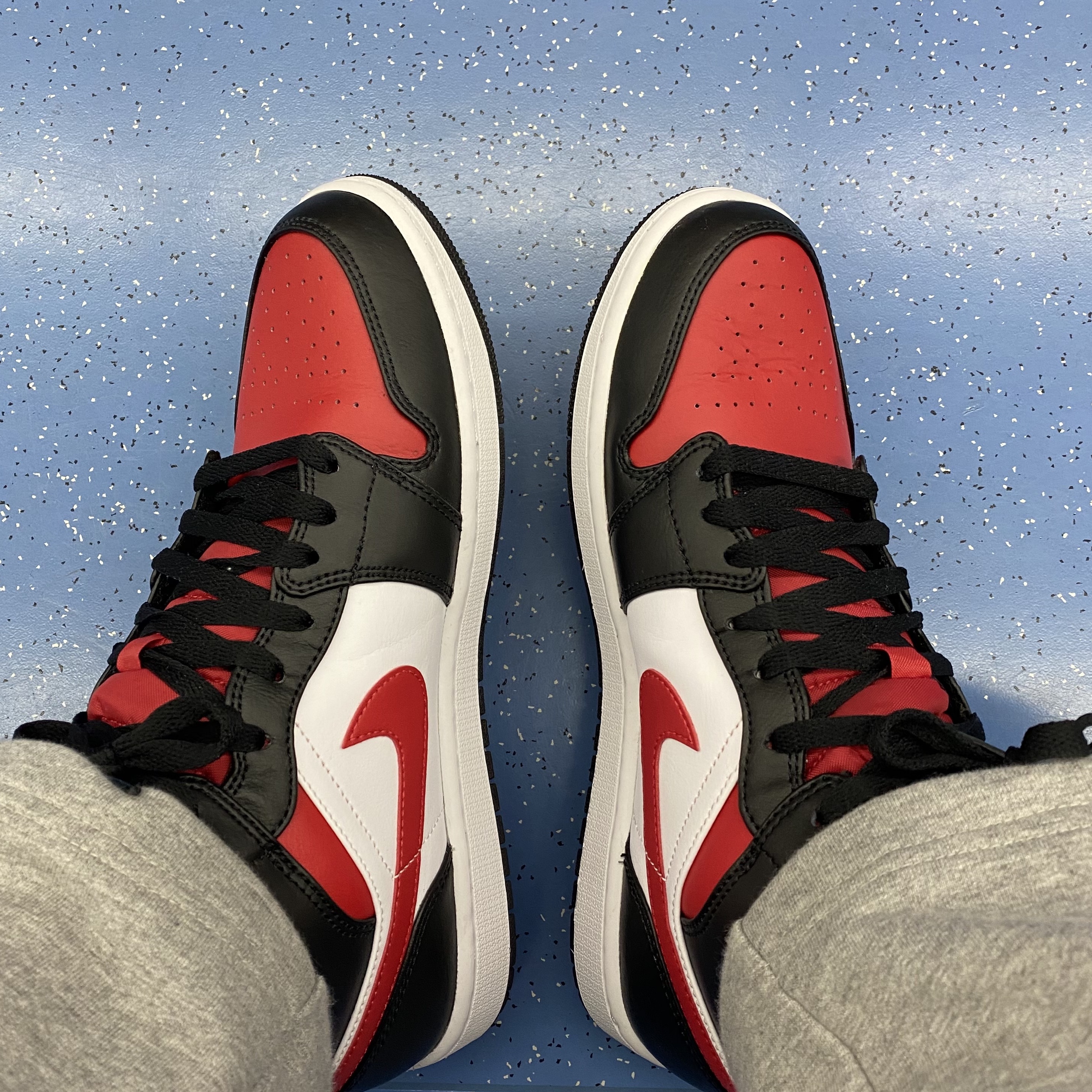 Jordan 1 Mid Black Fire Red, Jordan 3 Retro Dark Iris 착용 스타일 - 3