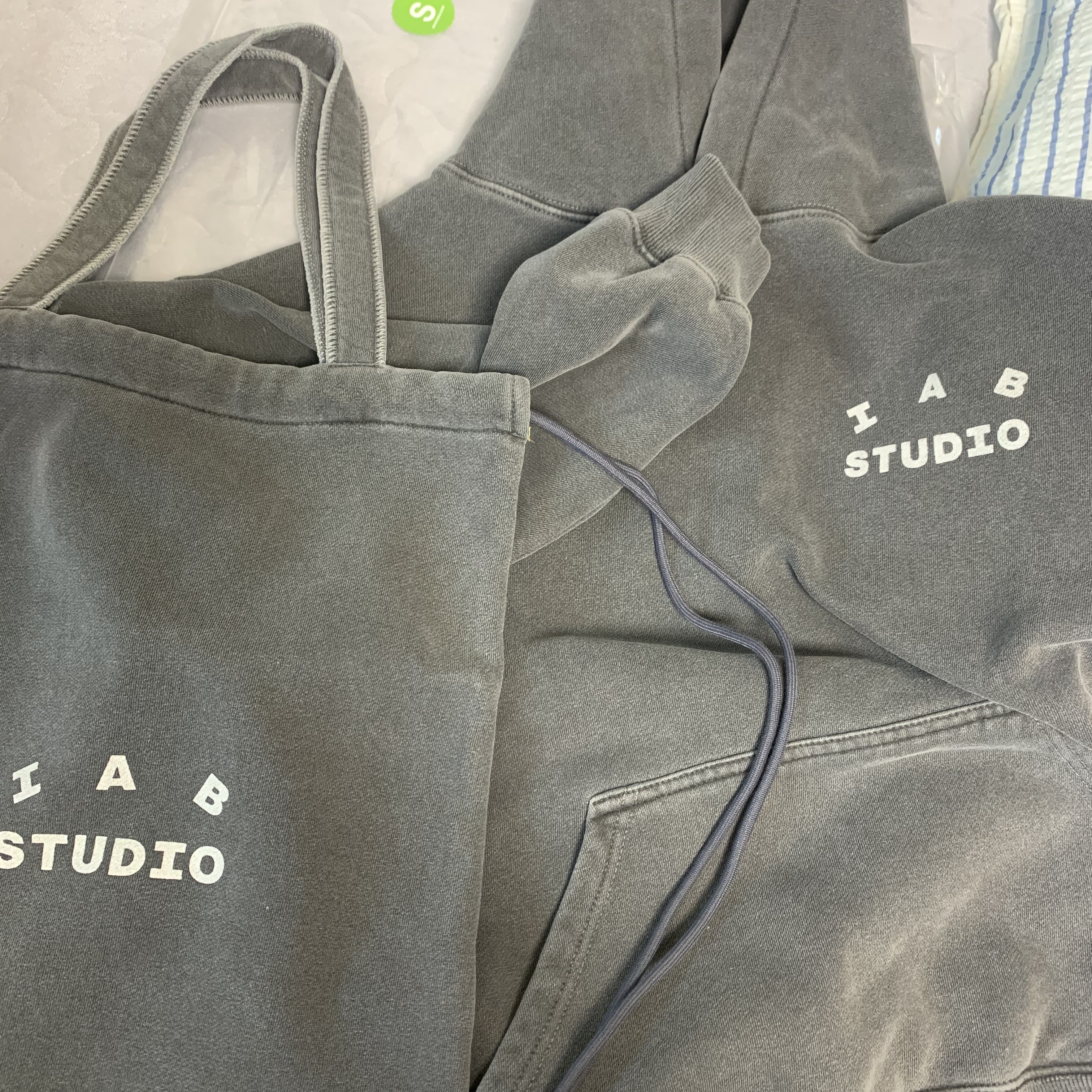IAB Studio Pigment Hoodie & Sack Black 착용 스타일