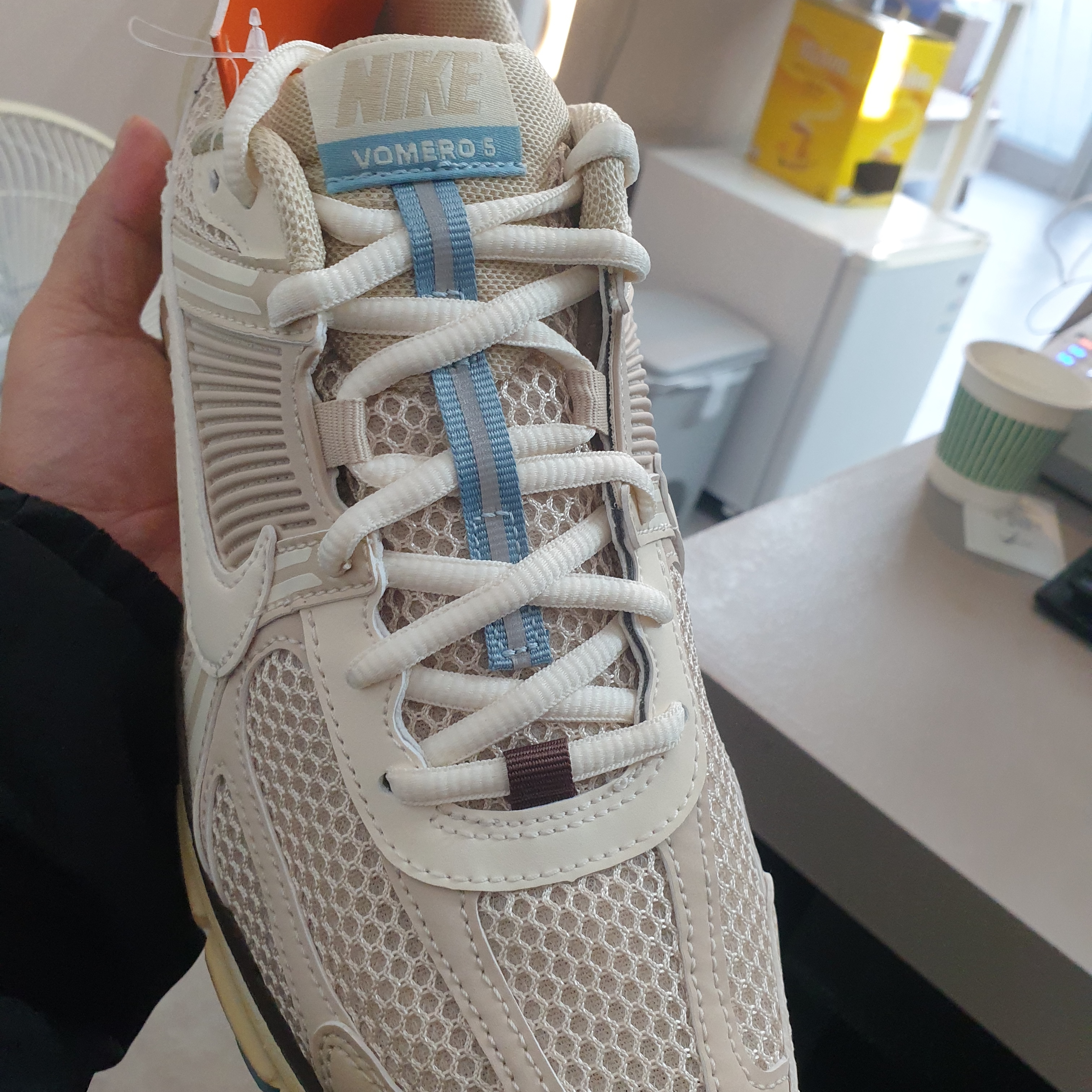 (W) Nike Zoom Vomero 5 Oatmeal 착용 스타일 - 3