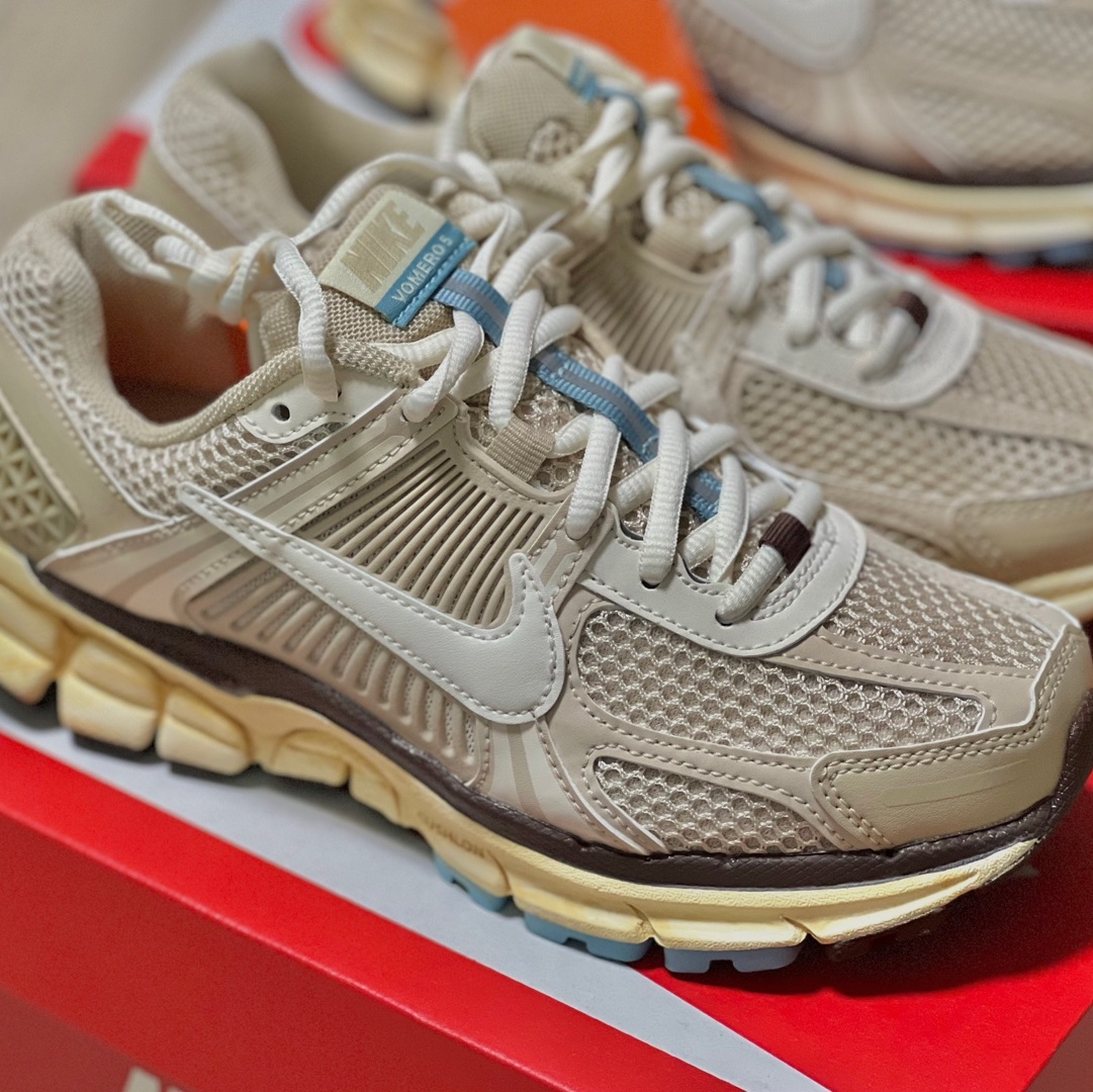 (W) Nike Zoom Vomero 5 Oatmeal 착용 스타일
