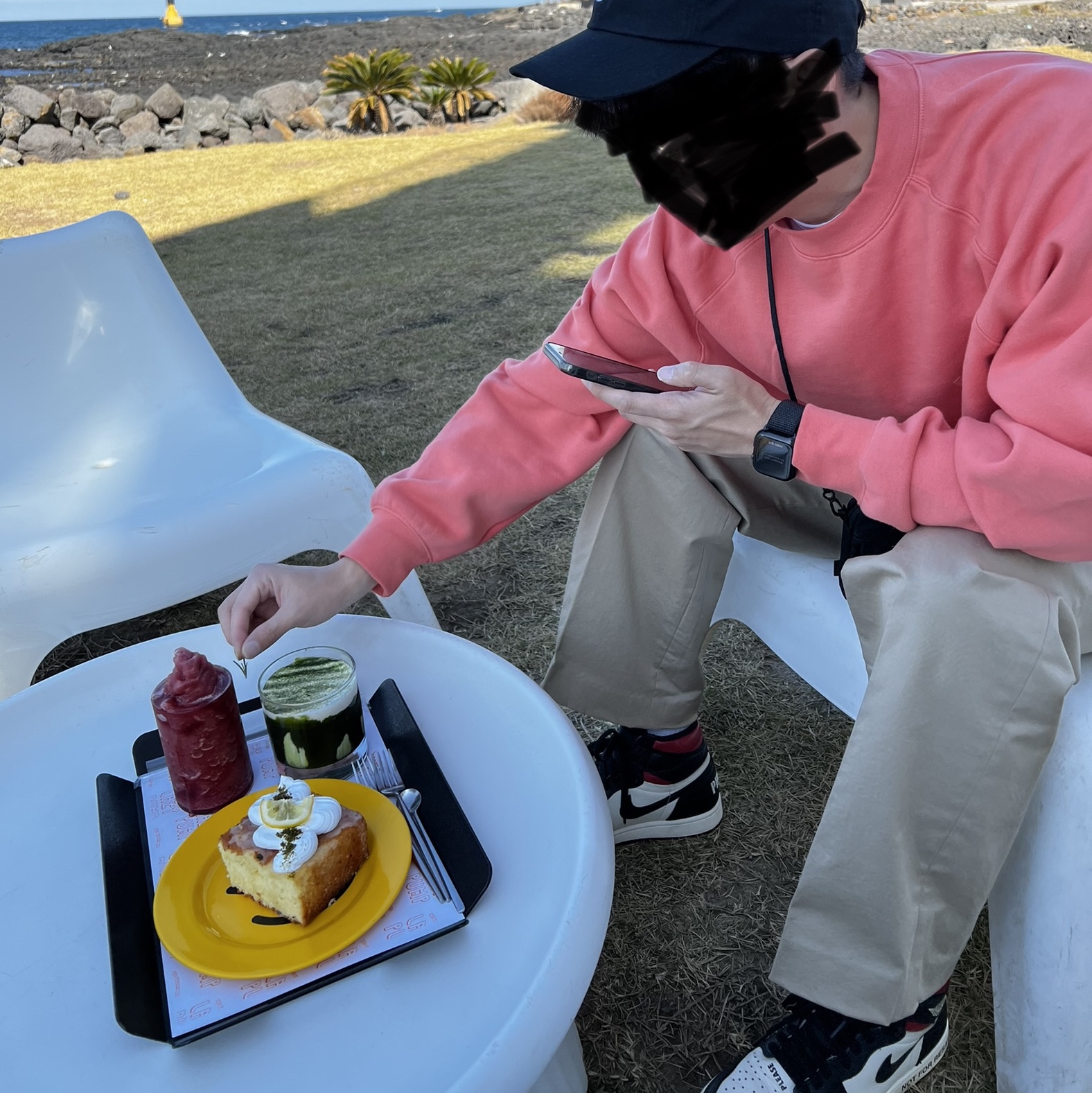Essentials Crewneck Sweatshirt Coral - 22FW, Supreme Ventile S Logo 6-Panel Black - 21FW 착용 스타일 - 2
