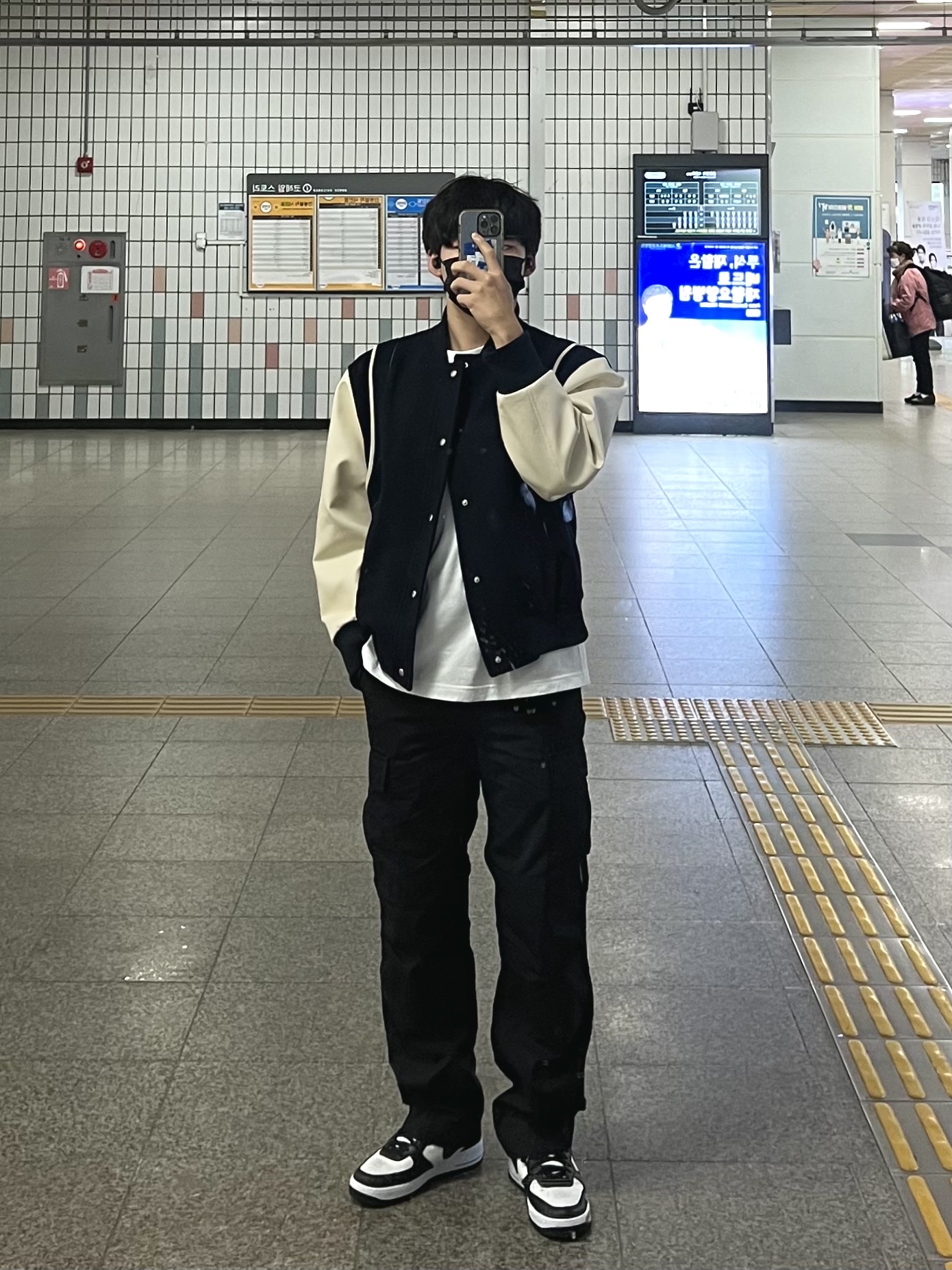 Nike x Stussy Air Force 1 '07 Mid SP Black and Light Bone 착용 스타일