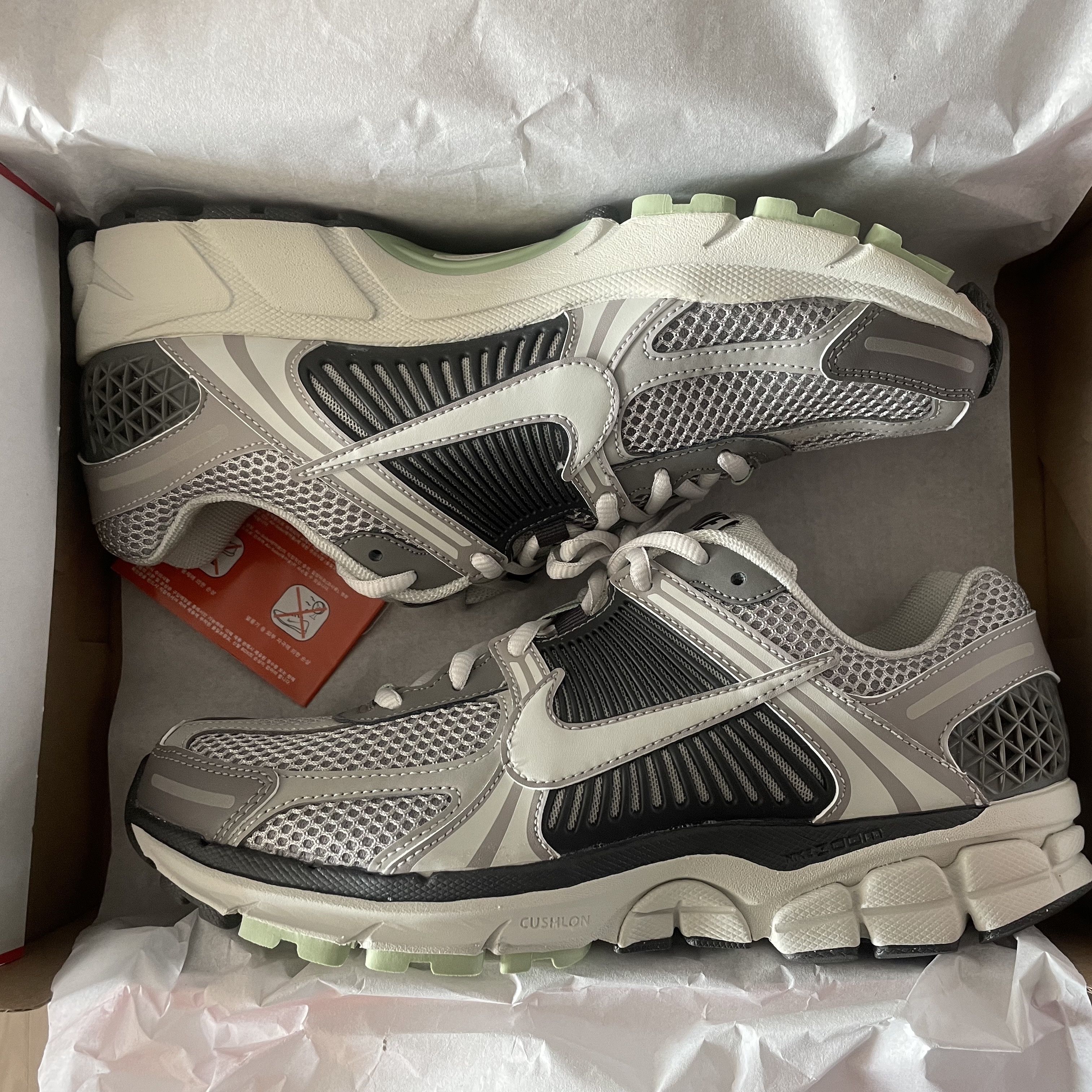 (W) Nike Zoom Vomero 5 Cobblestone and Flat Pewter 착용 스타일