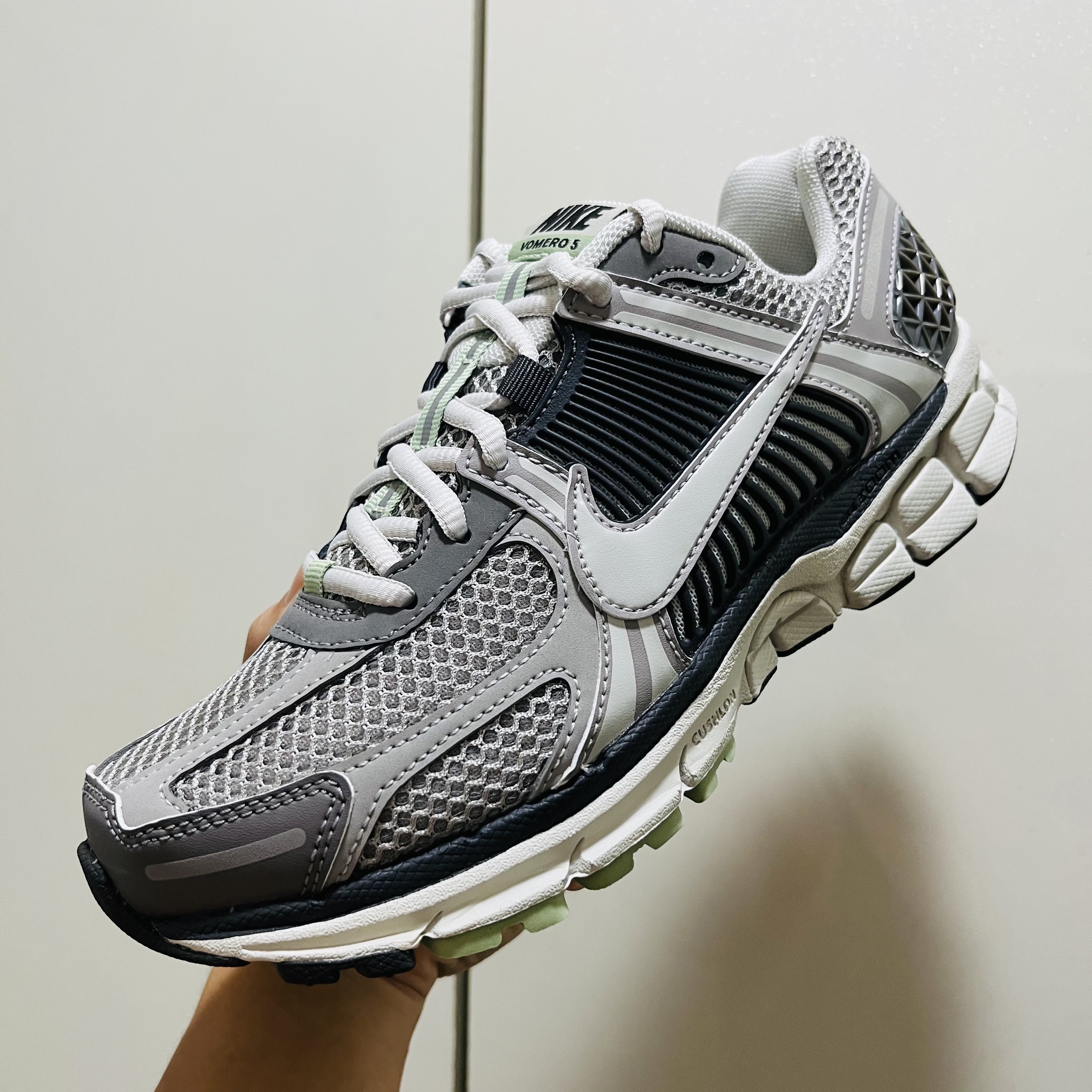 (W) Nike Zoom Vomero 5 Cobblestone and Flat Pewter 착용 스타일