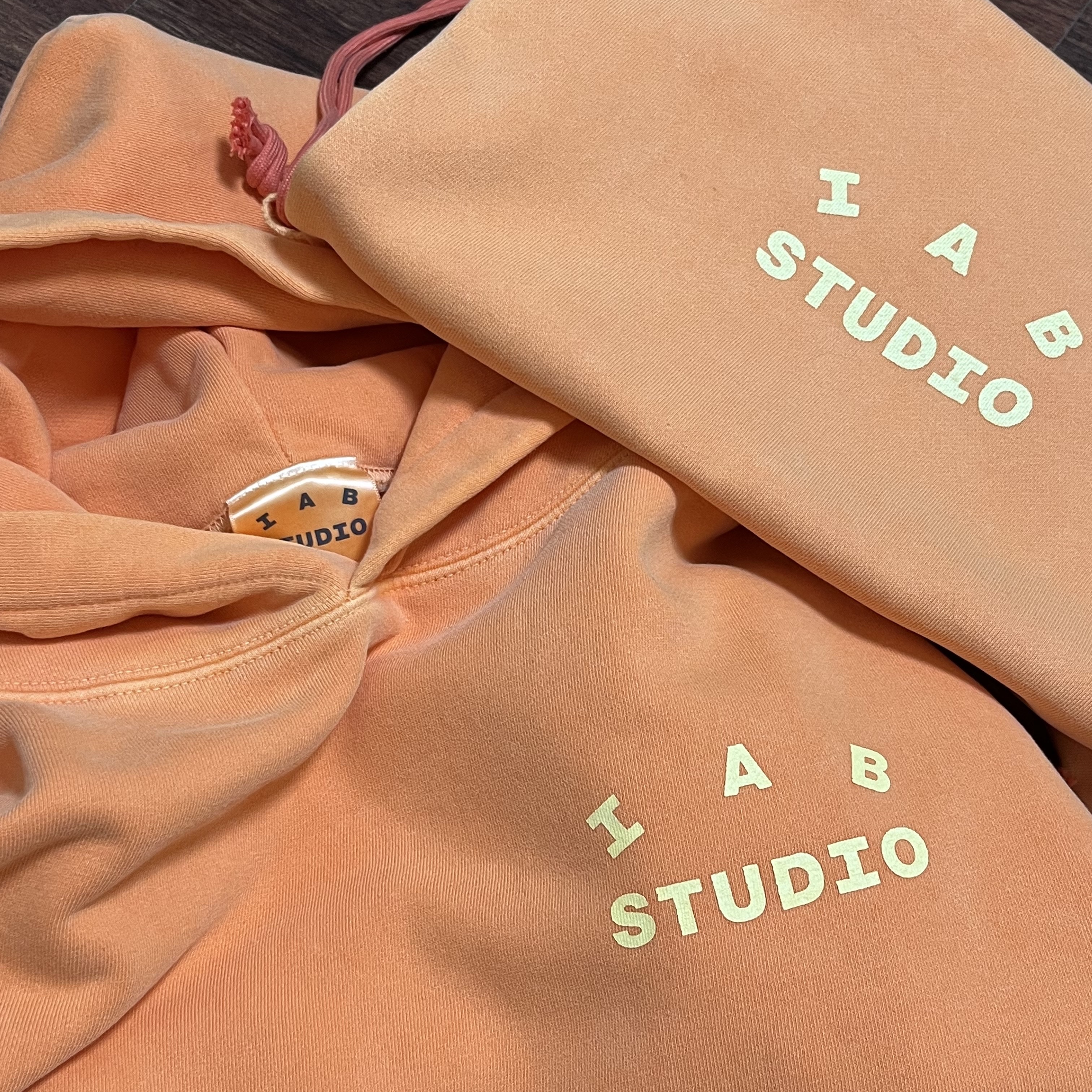 IAB Studio Pigment Hoodie & Sack Salmon 착용 스타일