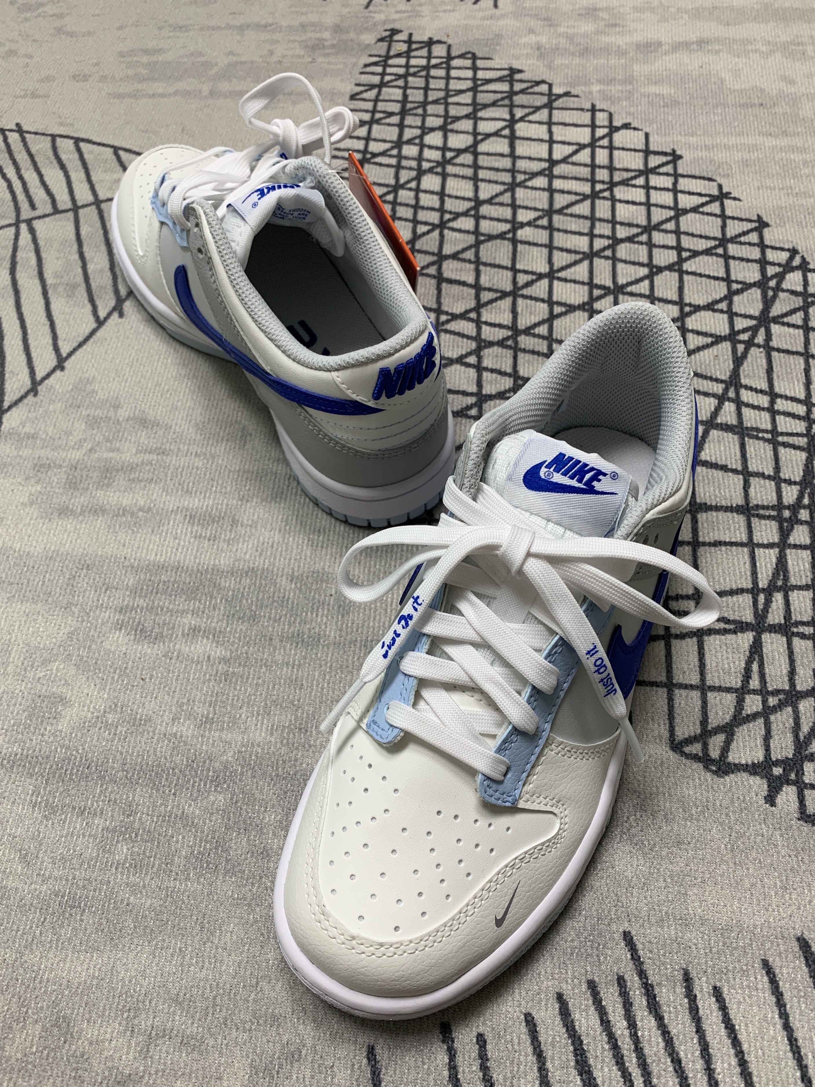 (GS) Nike Dunk Low Ivory Hyper Royal 착용 스타일 - 1
