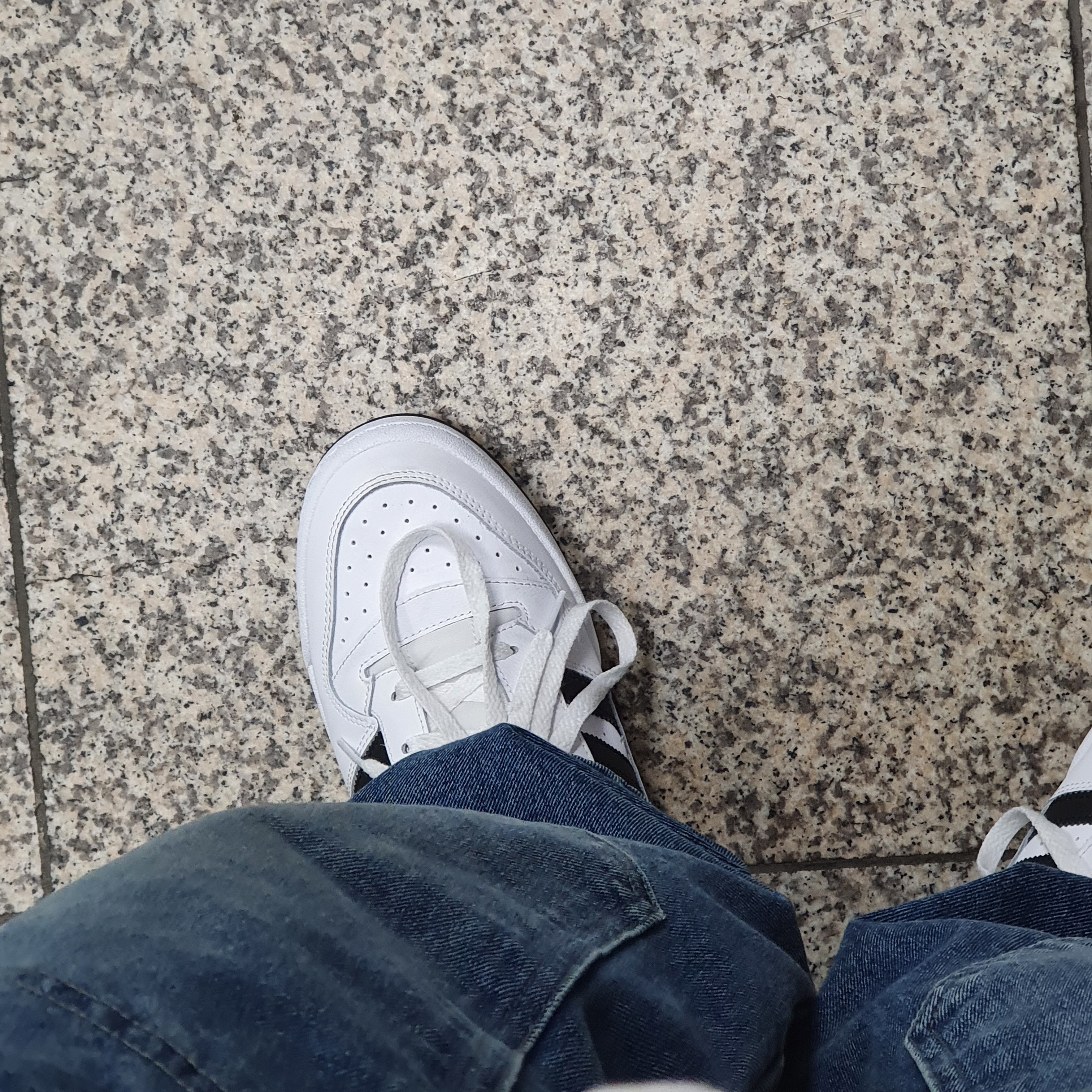Adidas Forum Low White Black, Adidas Adimatic Grey One 착용 스타일 - 1
