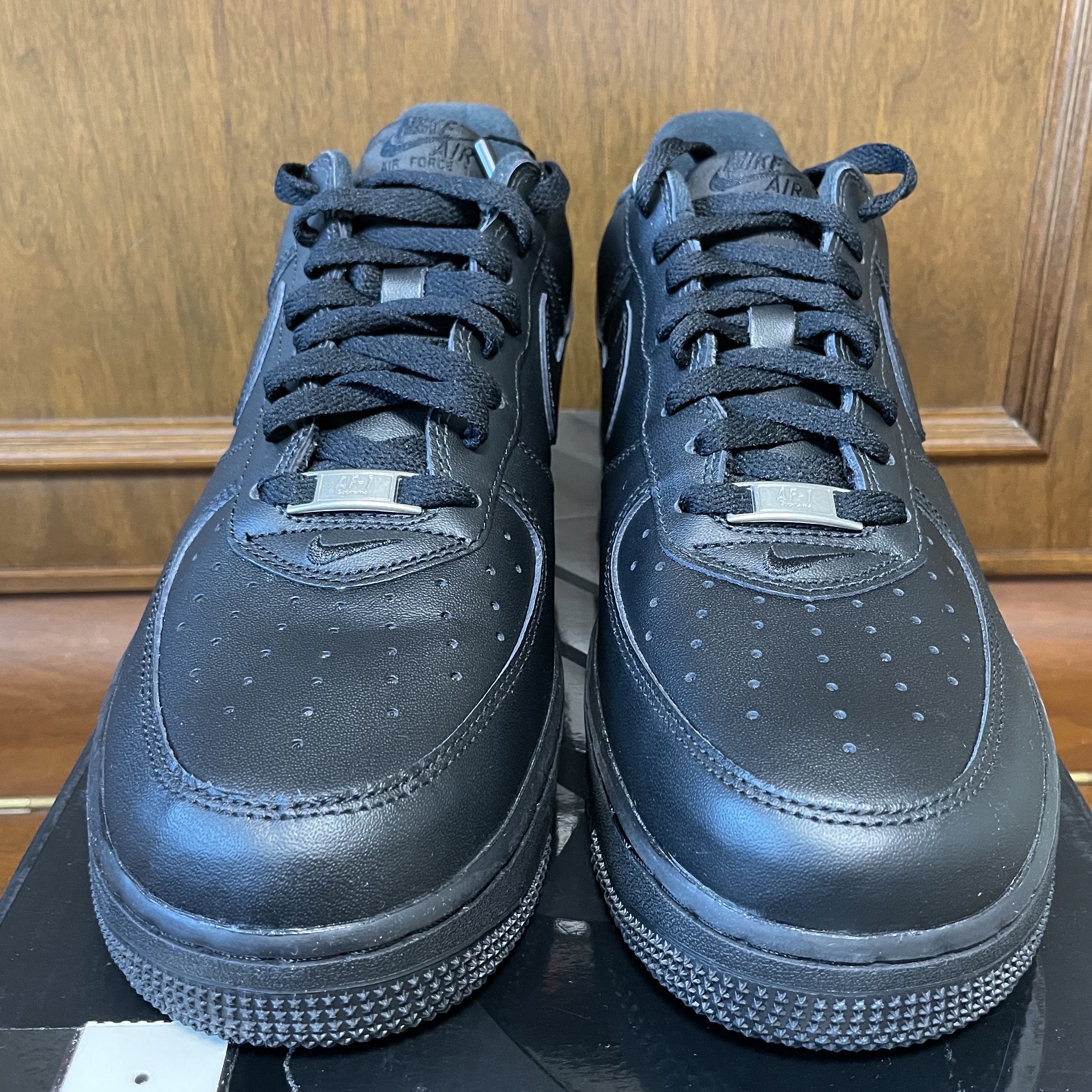Nike x Supreme Air Force 1 Low Black 착용 스타일 - 3