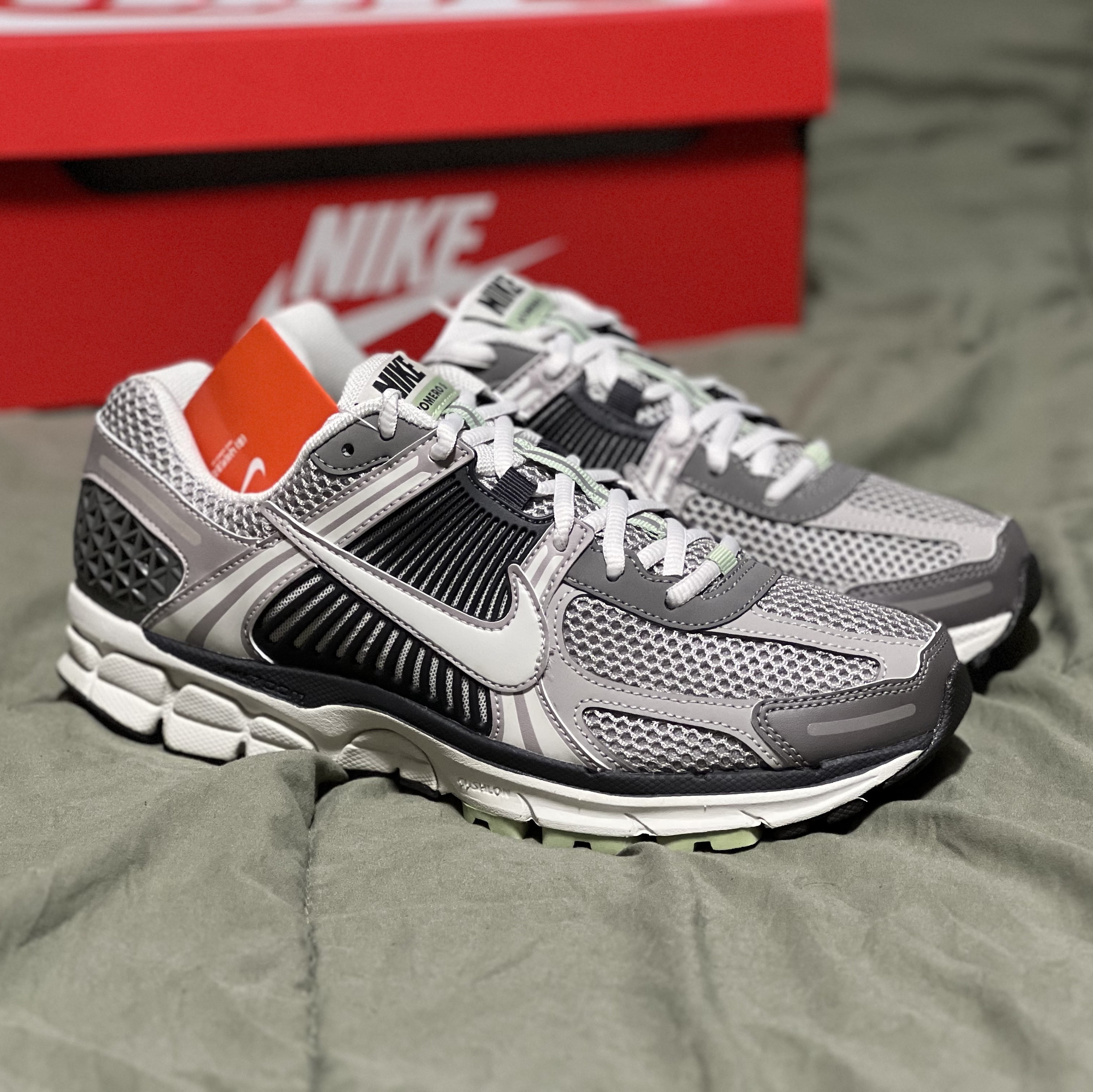 (W) Nike Zoom Vomero 5 Cobblestone and Flat Pewter, Nike Zoom Vomero 5 White Racer Blue Black 착용 스타일 - 1