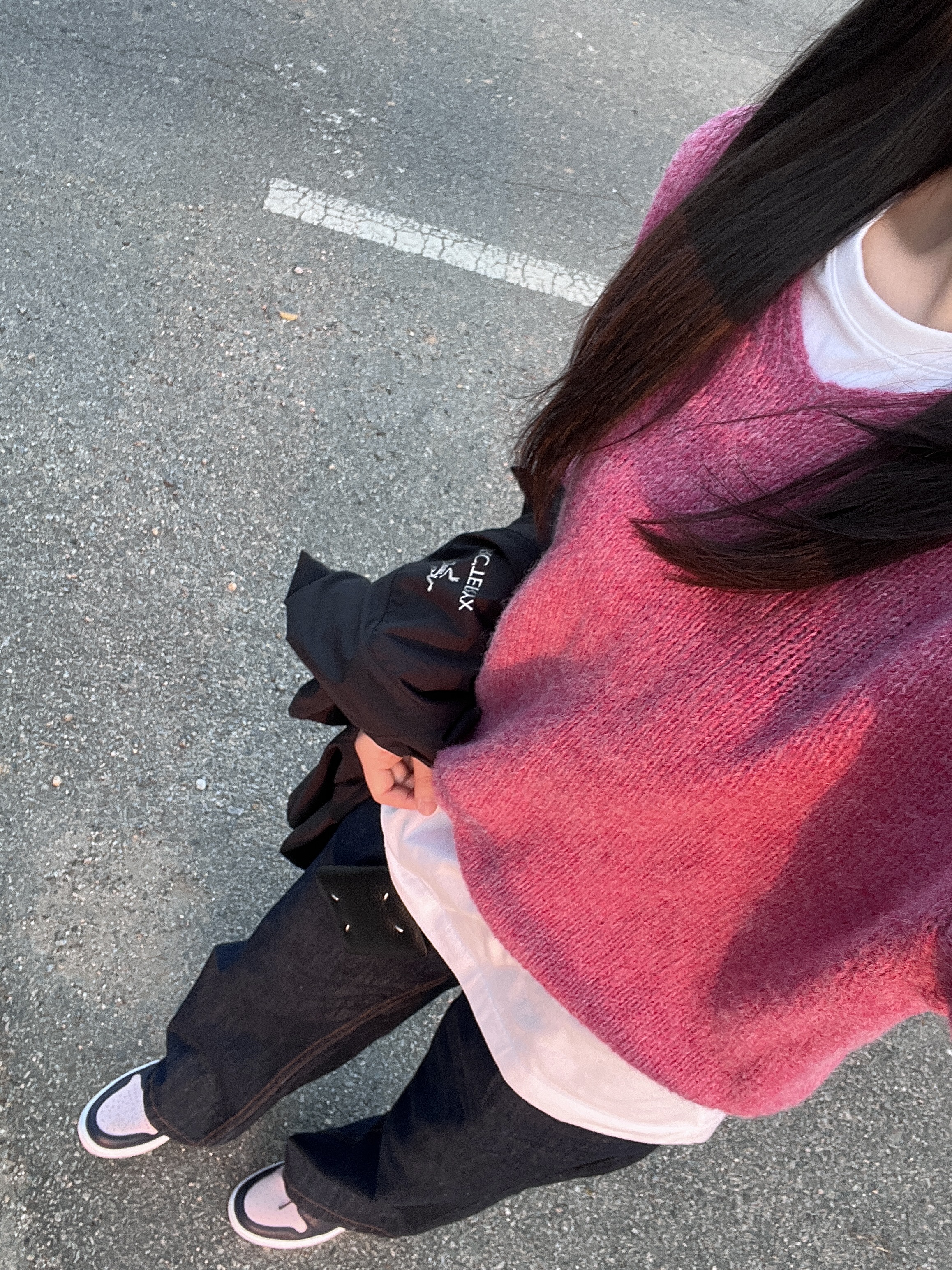 Arc'teryx Squamish Hoody Black, Maison Margiela Keyring Wallet Black 착용 스타일