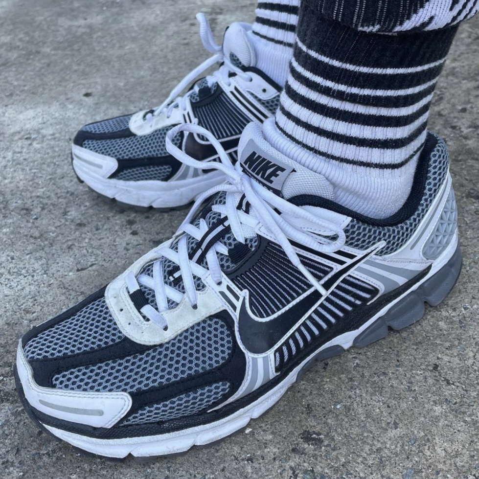 Nike Zoom Vomero 5 SE SP Dark Grey Black White 착용 스타일
