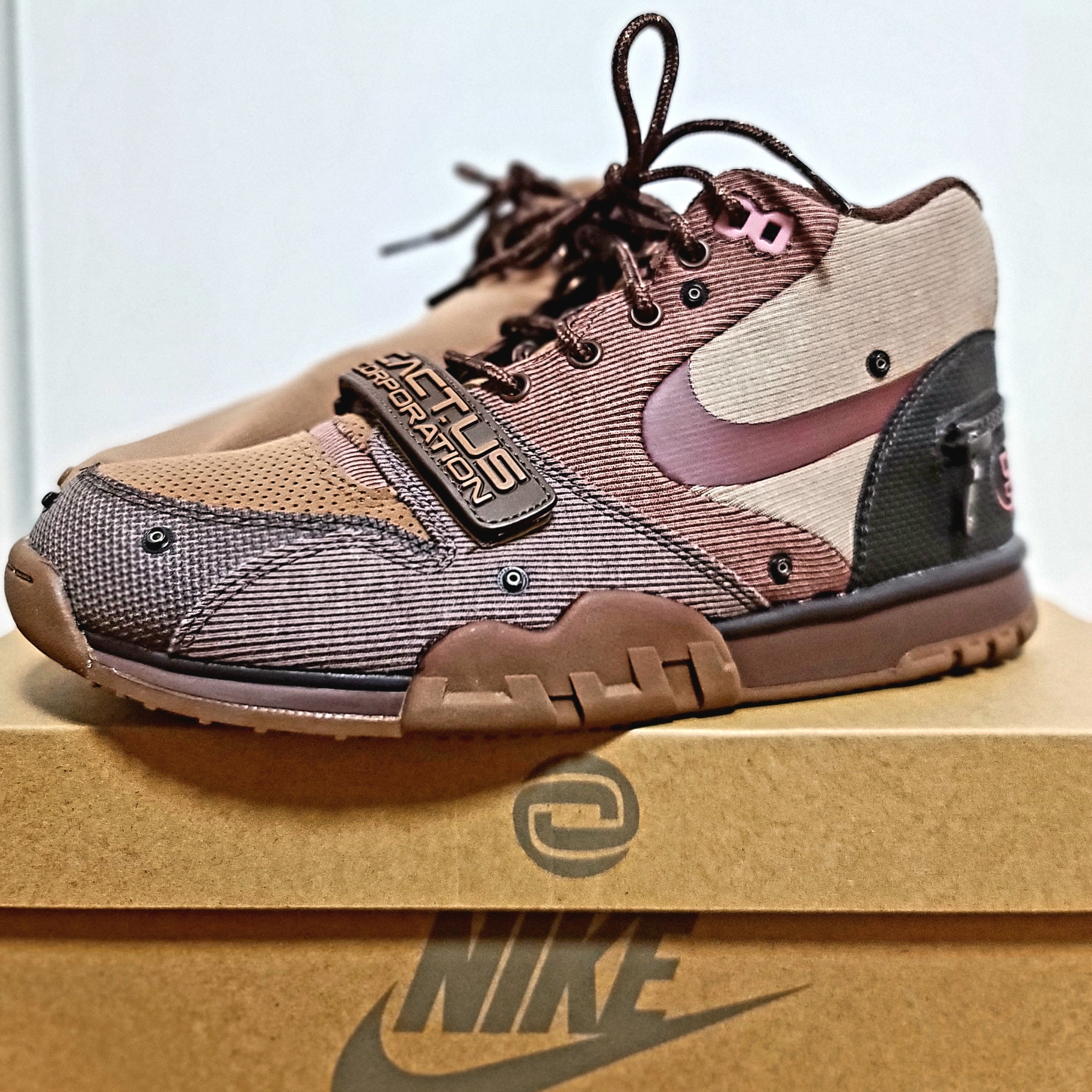Nike x Travis Scott Air Trainer 1 Archaeo Brown and Rust Pink 착용 스타일 - 2