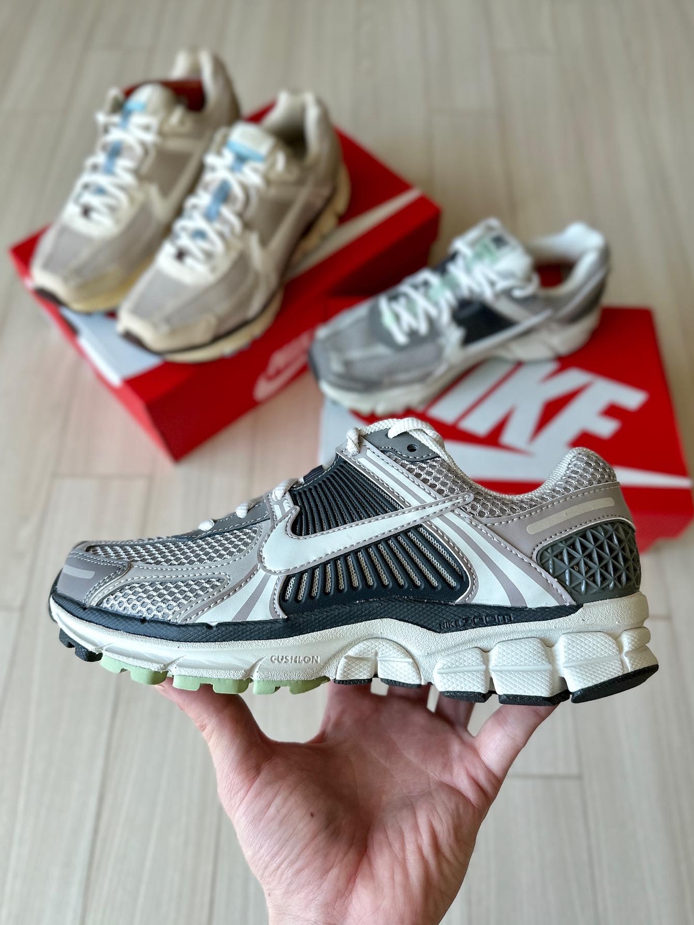 (W) Nike Zoom Vomero 5 Cobblestone and Flat Pewter 착용 스타일