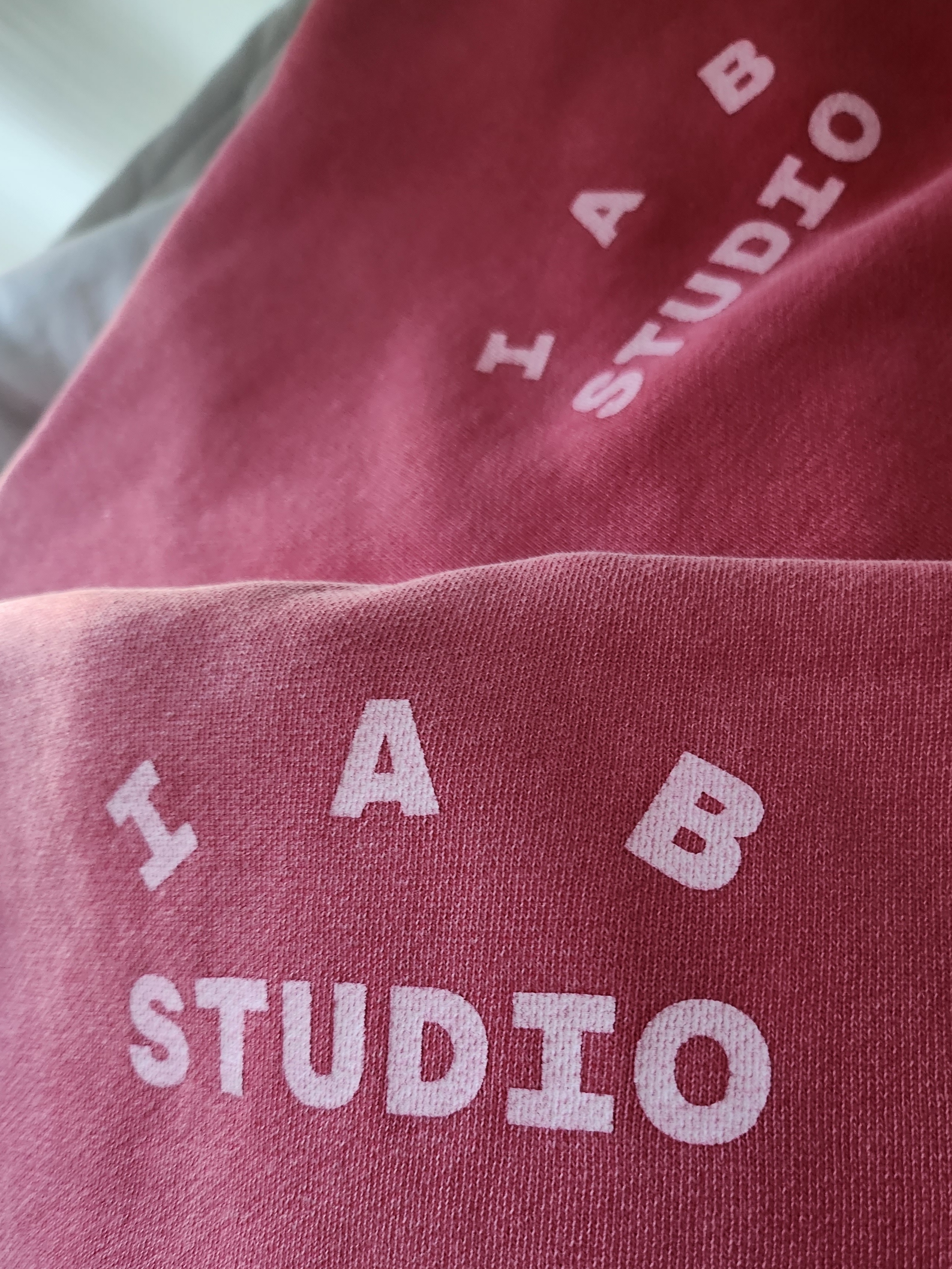IAB Studio Pigment Hoodie & Sack Coral 착용 스타일 - 4