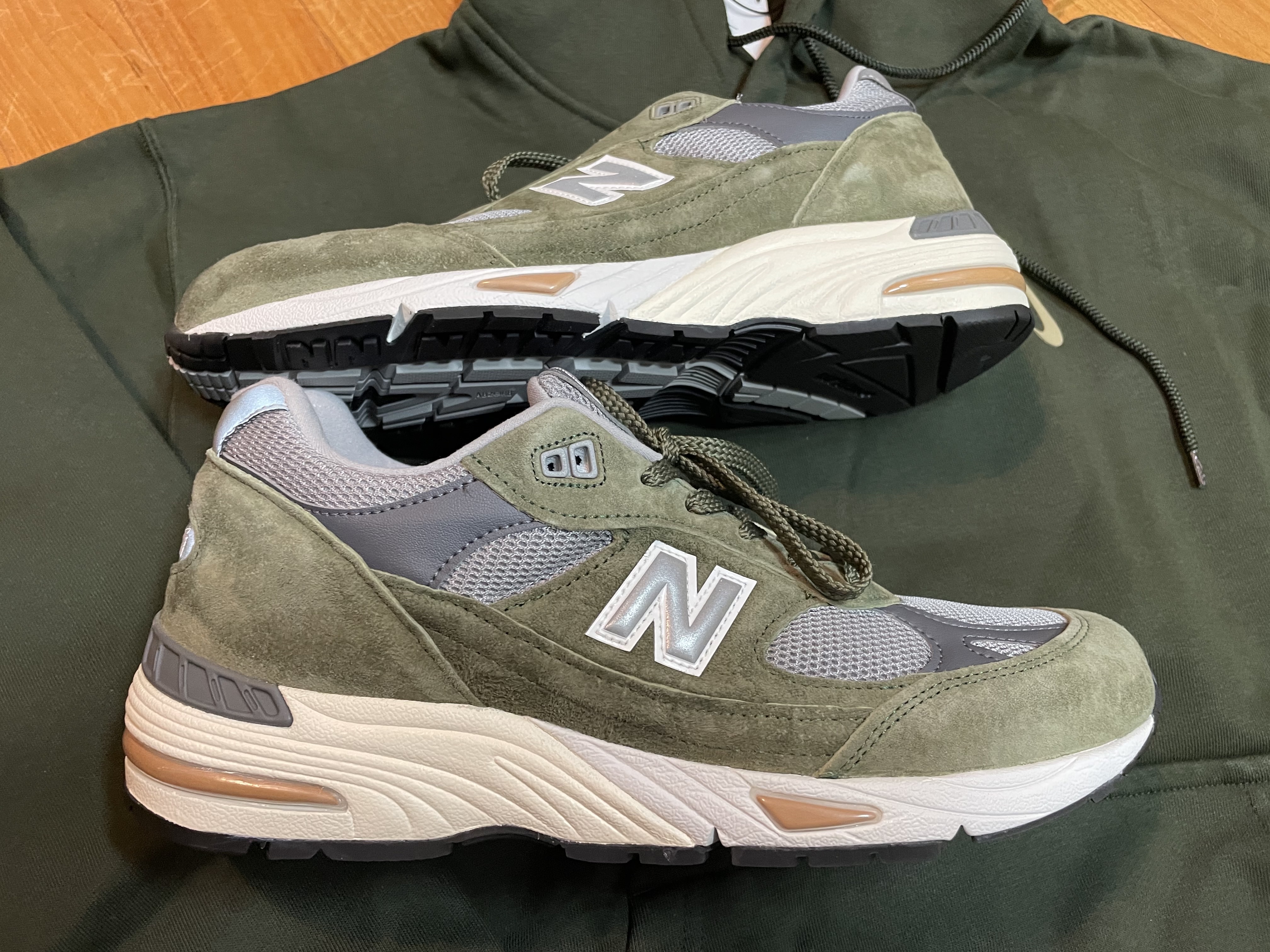 New Balance 991 Made in UK Green Grey, Nike x Billie Eilish NRG Fleece Hoodie Sequoia - Asia 착용 스타일 - 4