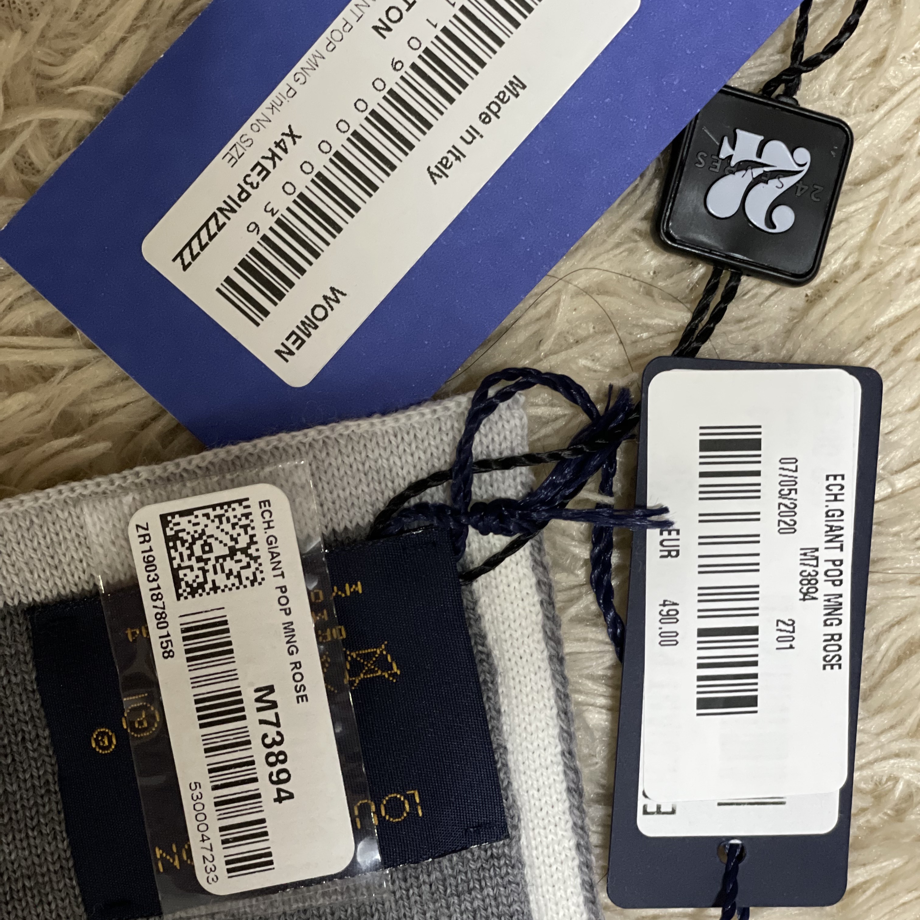 Louis Vuitton Giant Pop Muffler Monogram Rose 착용 스타일 - 2
