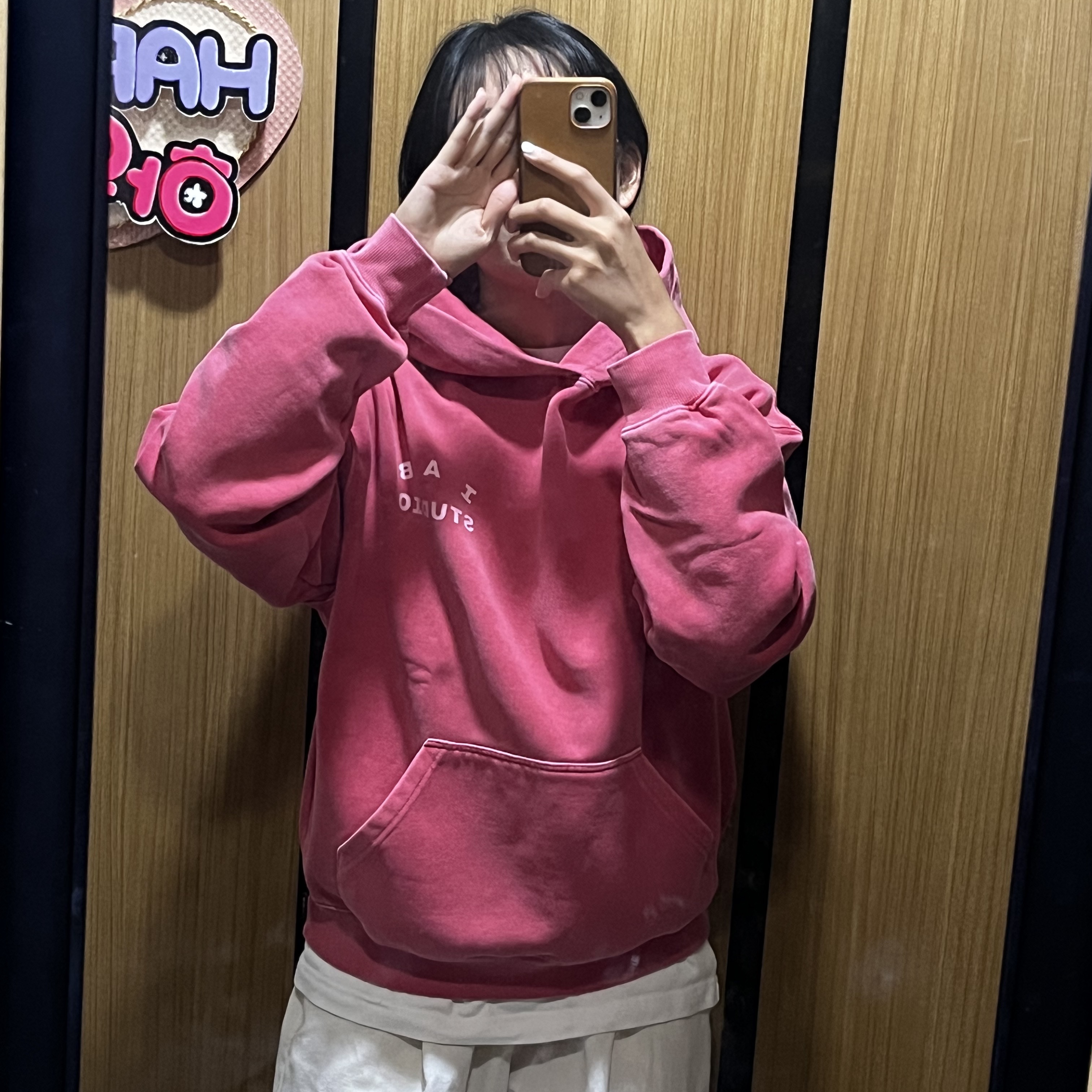 IAB Studio Pigment Hoodie & Sack Coral 착용 스타일 - 2
