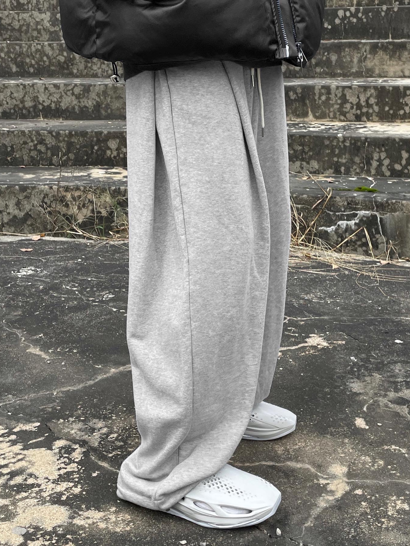 Nike x Matthew M Williams 005 Slide Light Bone and Chrome 착용 스타일 - 4