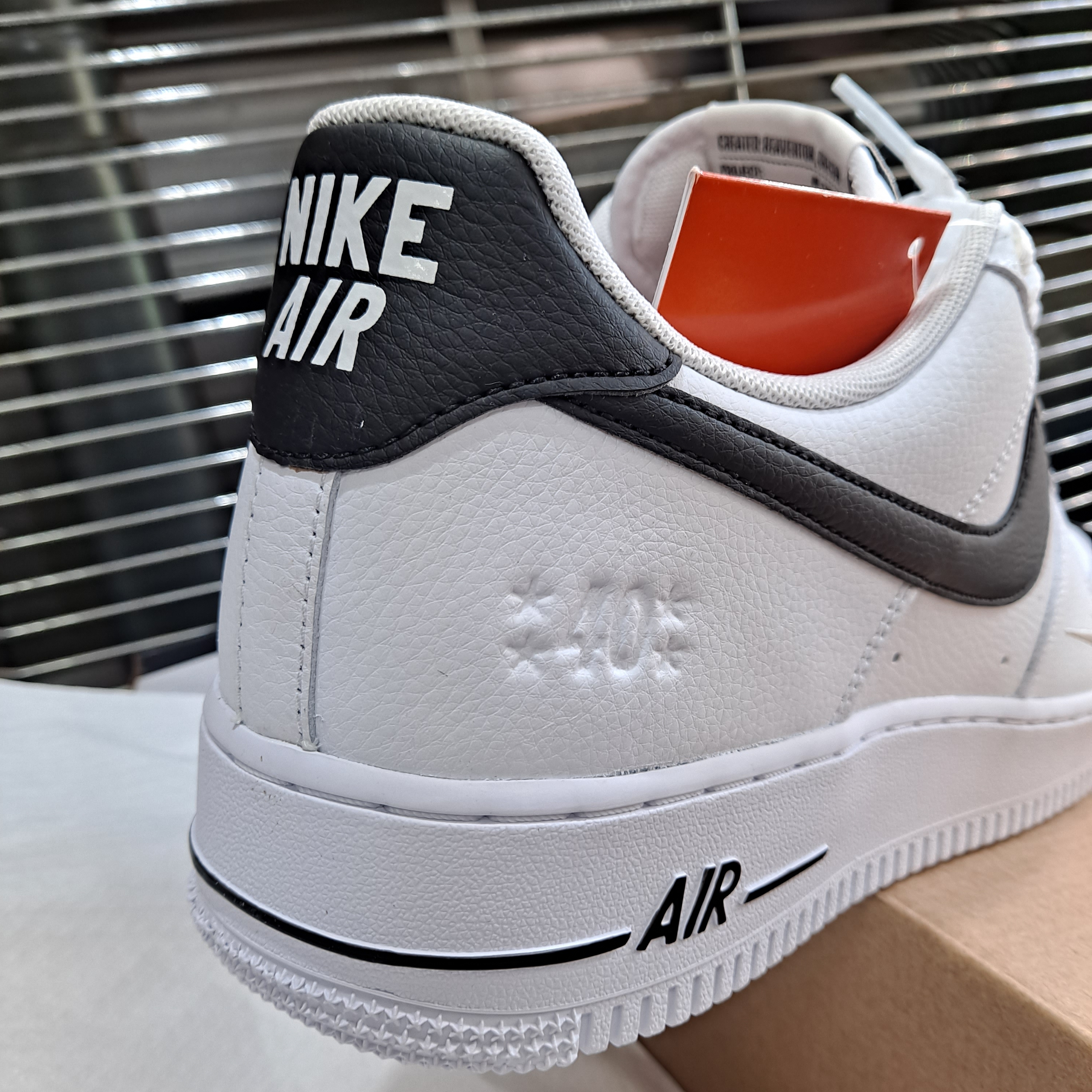 Nike Air Force 1 '07 LV8 40th Anniversary Join Forces White Black 착용 스타일 - 1