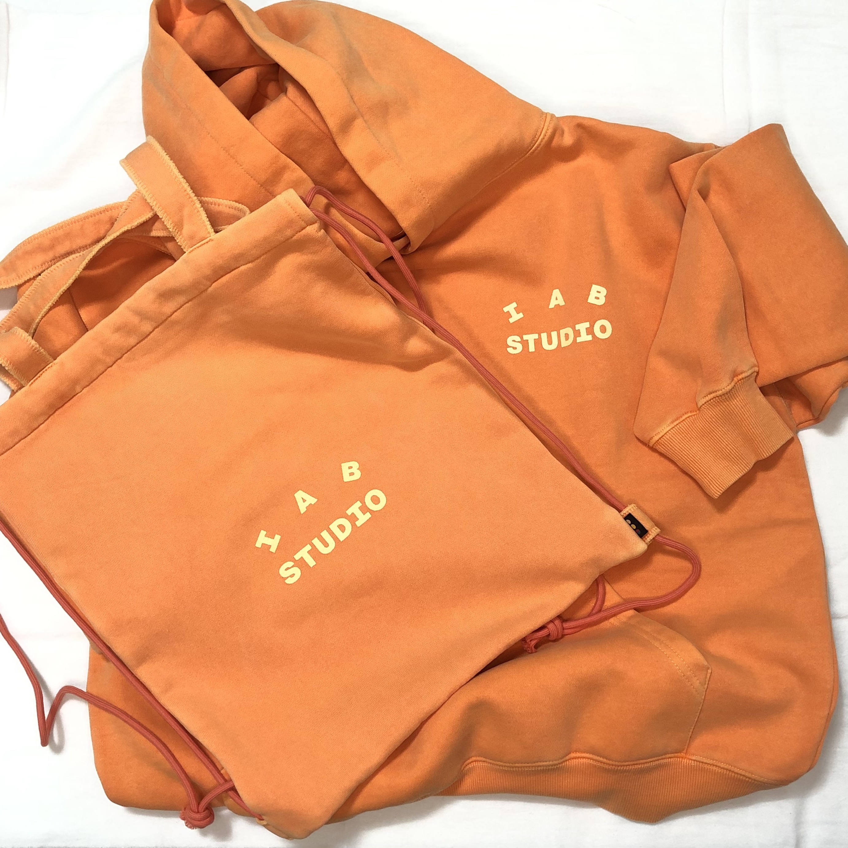 IAB Studio Pigment Hoodie & Sack Salmon, IAB Studio Pigment Hoodie & Sack Black 착용 스타일 - 1