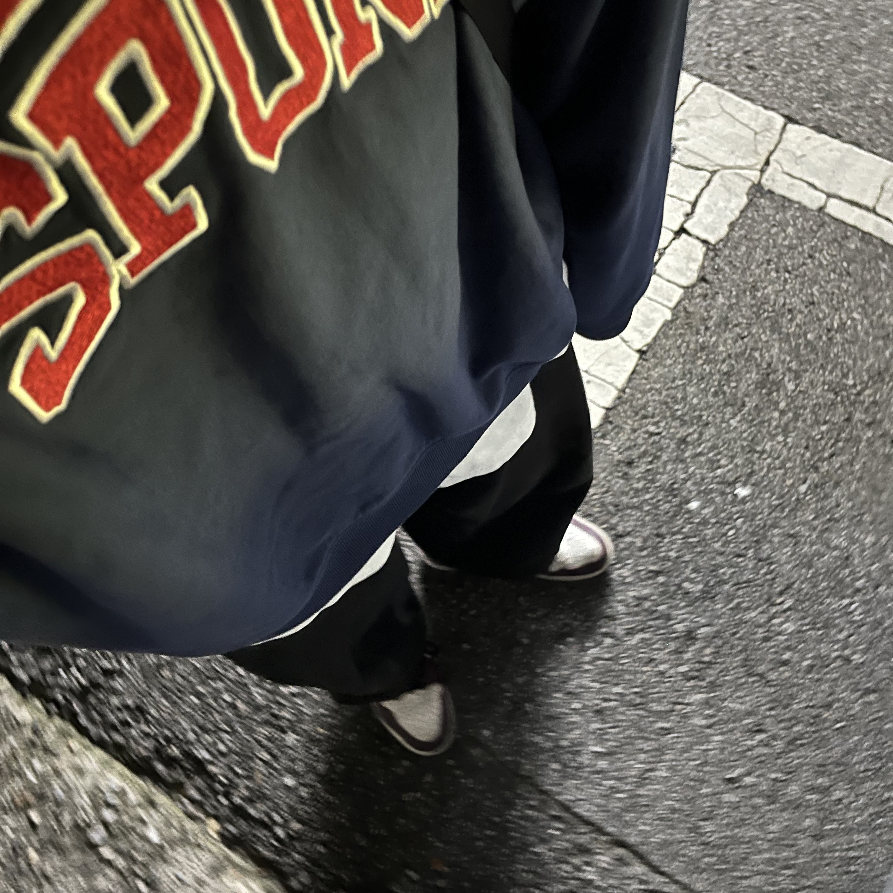 Stussy Relaxed Oversized Crew Navy 착용 스타일 - 1