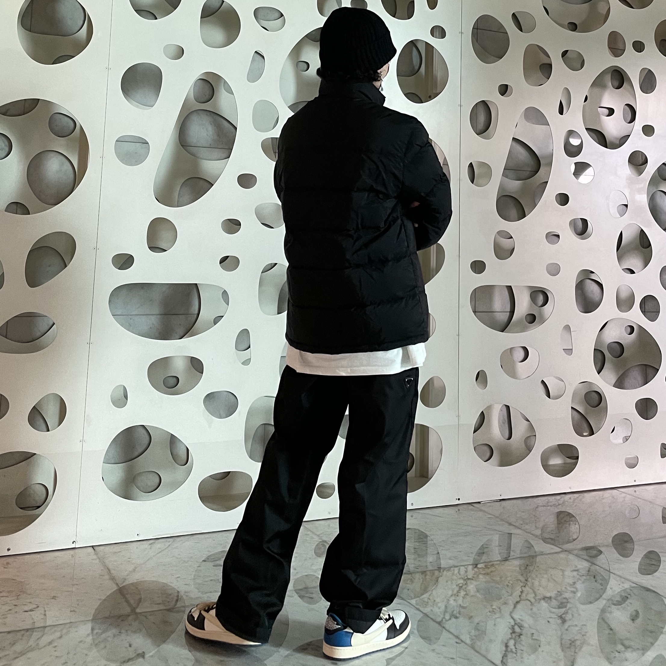 Jordan 1 x Travis Scott x Fragment Retro Low OG SP Military Blue, Prada Re-Nylon Short Puffer Jacket Black 착용 스타일