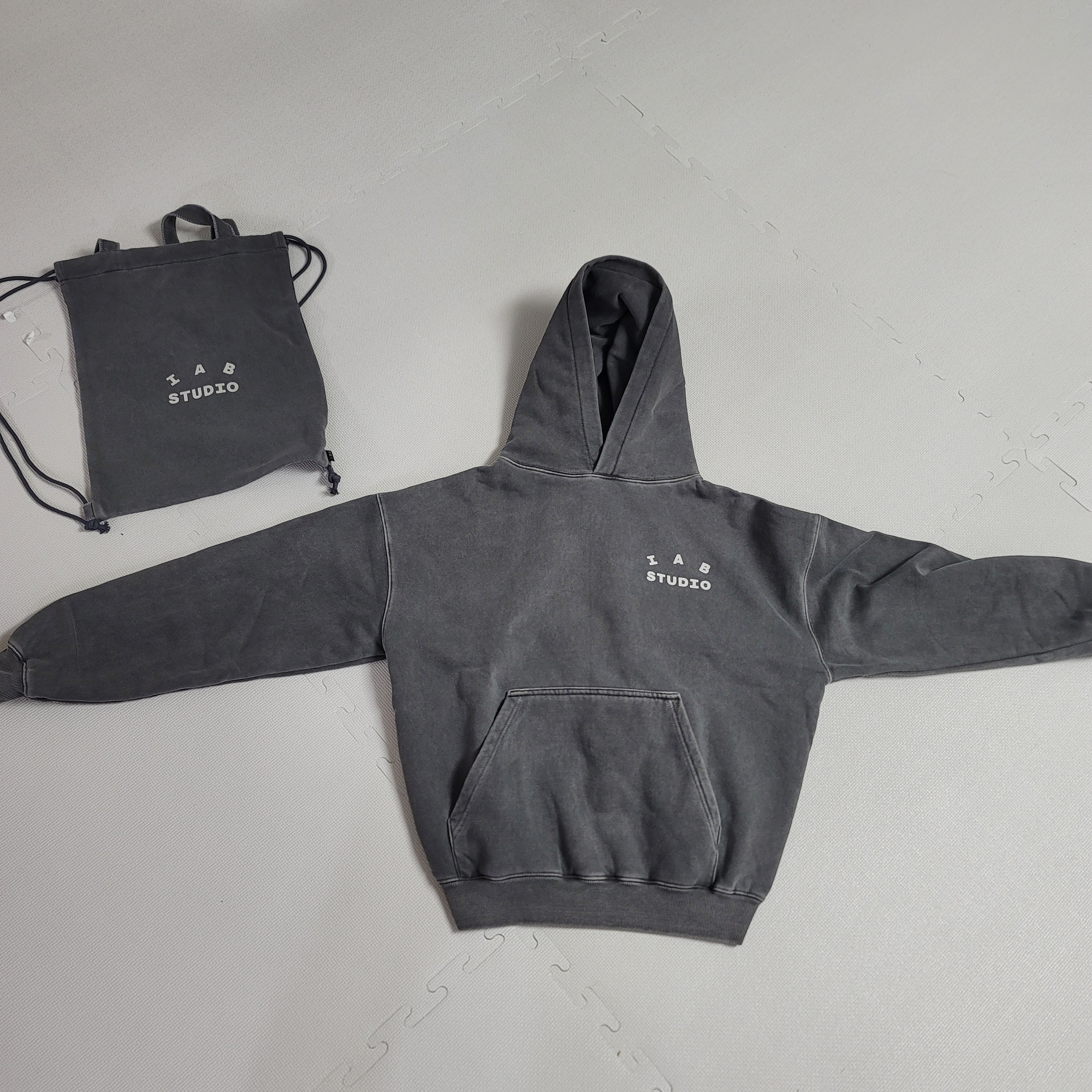 IAB Studio Pigment Hoodie & Sack Black 착용 스타일