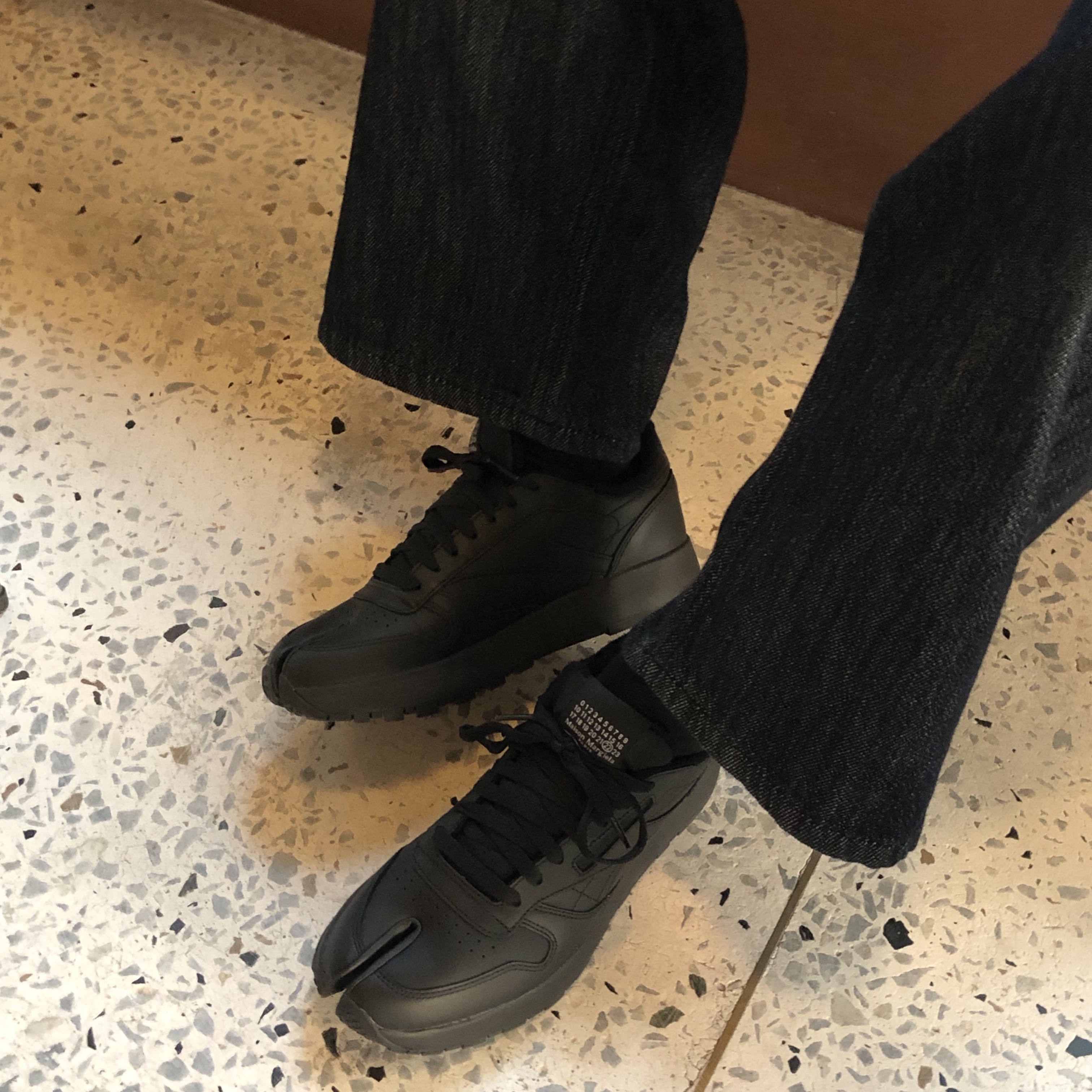 Reebok x Maison Margiela Classic Leather Tabi Shoes Black 착용 스타일 - 3