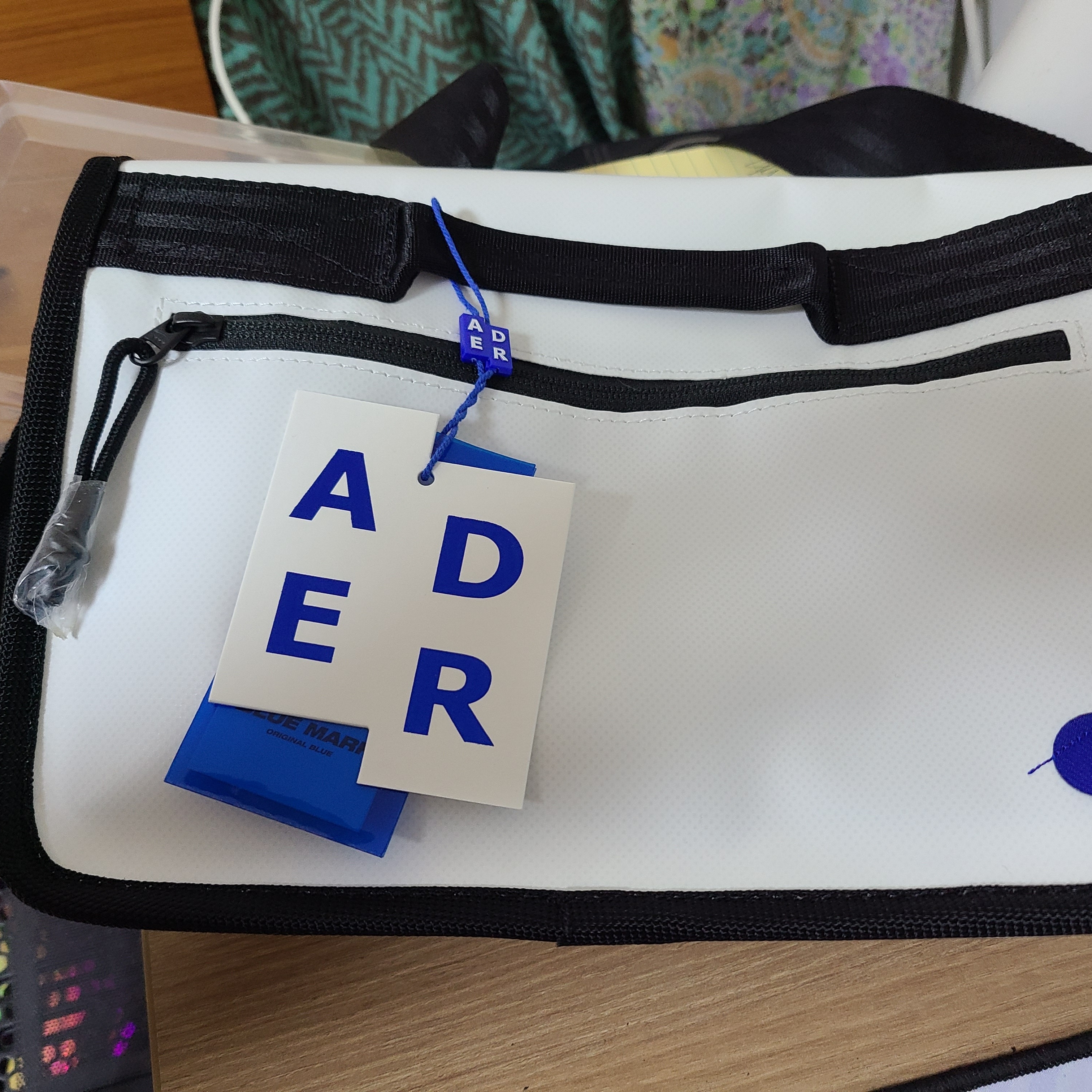 Ader Error Small Trace Esty Messanger Bag White 착용 스타일 - 1