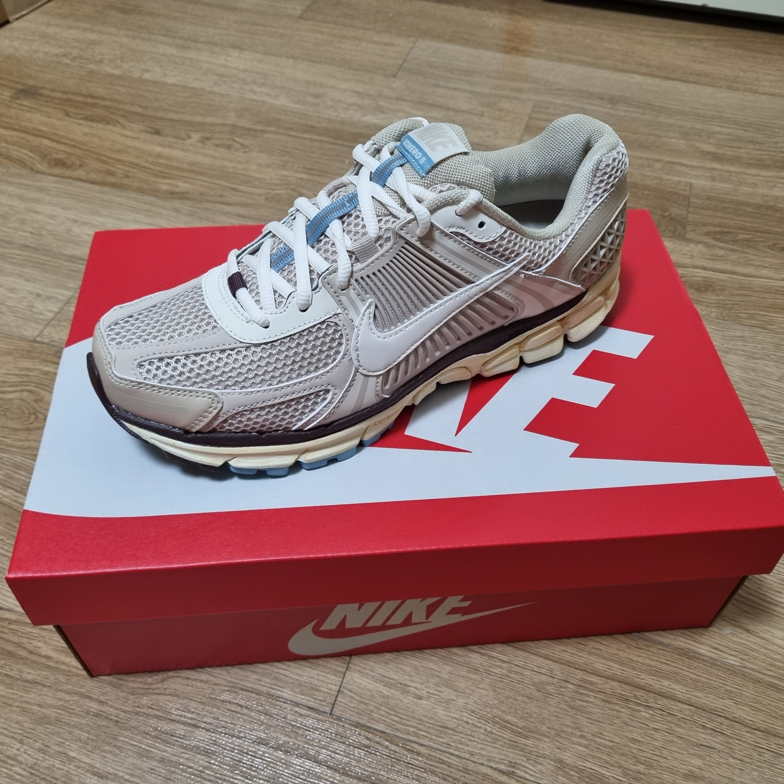 (W) Nike Zoom Vomero 5 Oatmeal 착용 스타일
